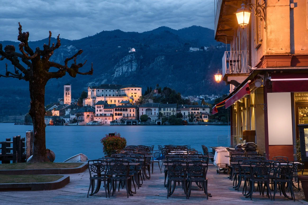 Piemonte Itaalia reis – järveäärne linn ja restoranid õhtuses valguses