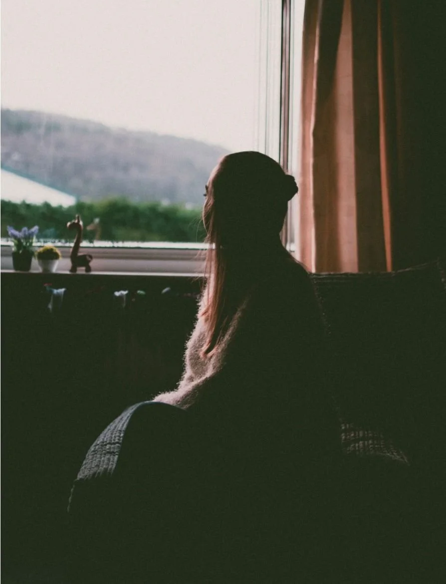 IL PESO DEI RICORDI: 4 MODI IN CUI LE PERSONE ALTAMENTE SENSIBILI COME ME FANNO FATICA A LASCIAR ANDARE E COME INTERROMPERE IL CIRCOLO VIZIOSO