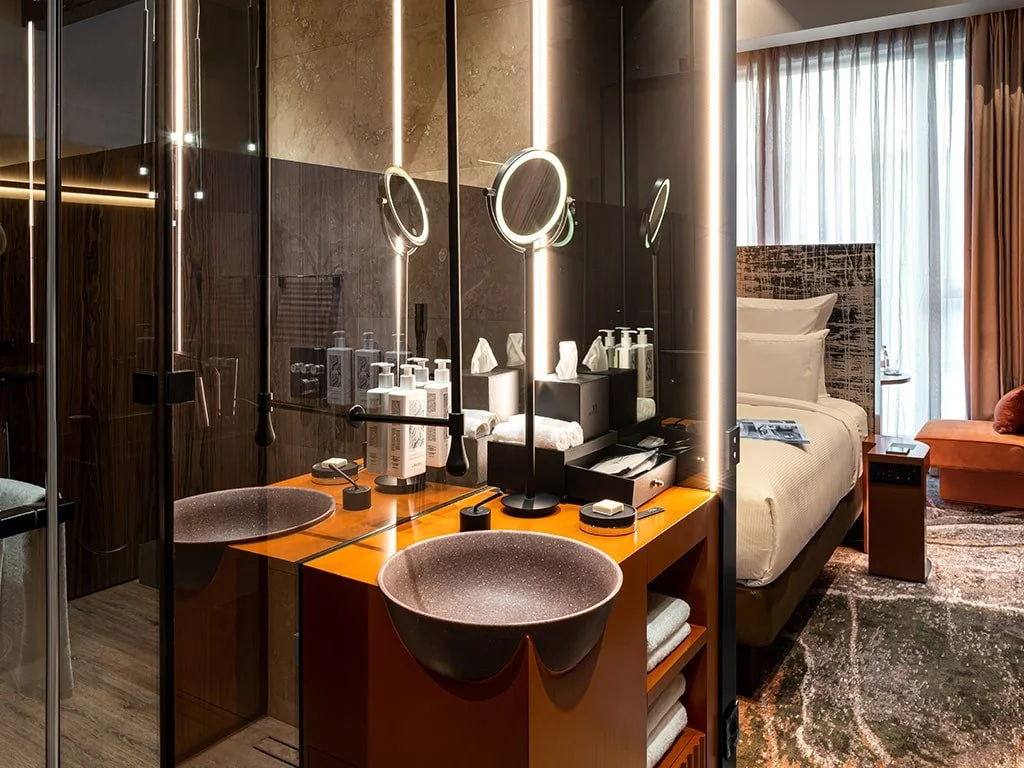 The-Emporium-Superior-TWN-room-bath.jpg