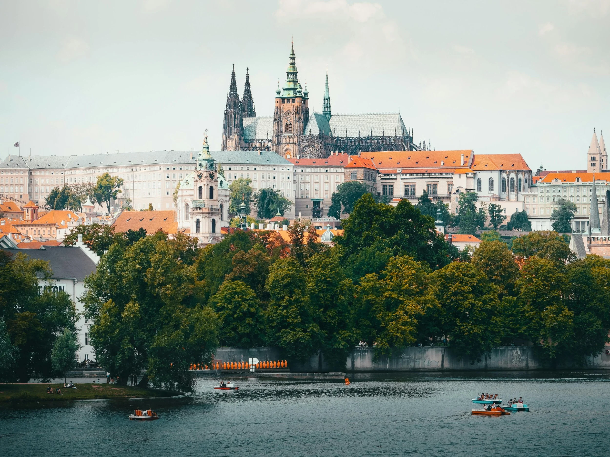 Prague Castle and the Vltava River.jpg