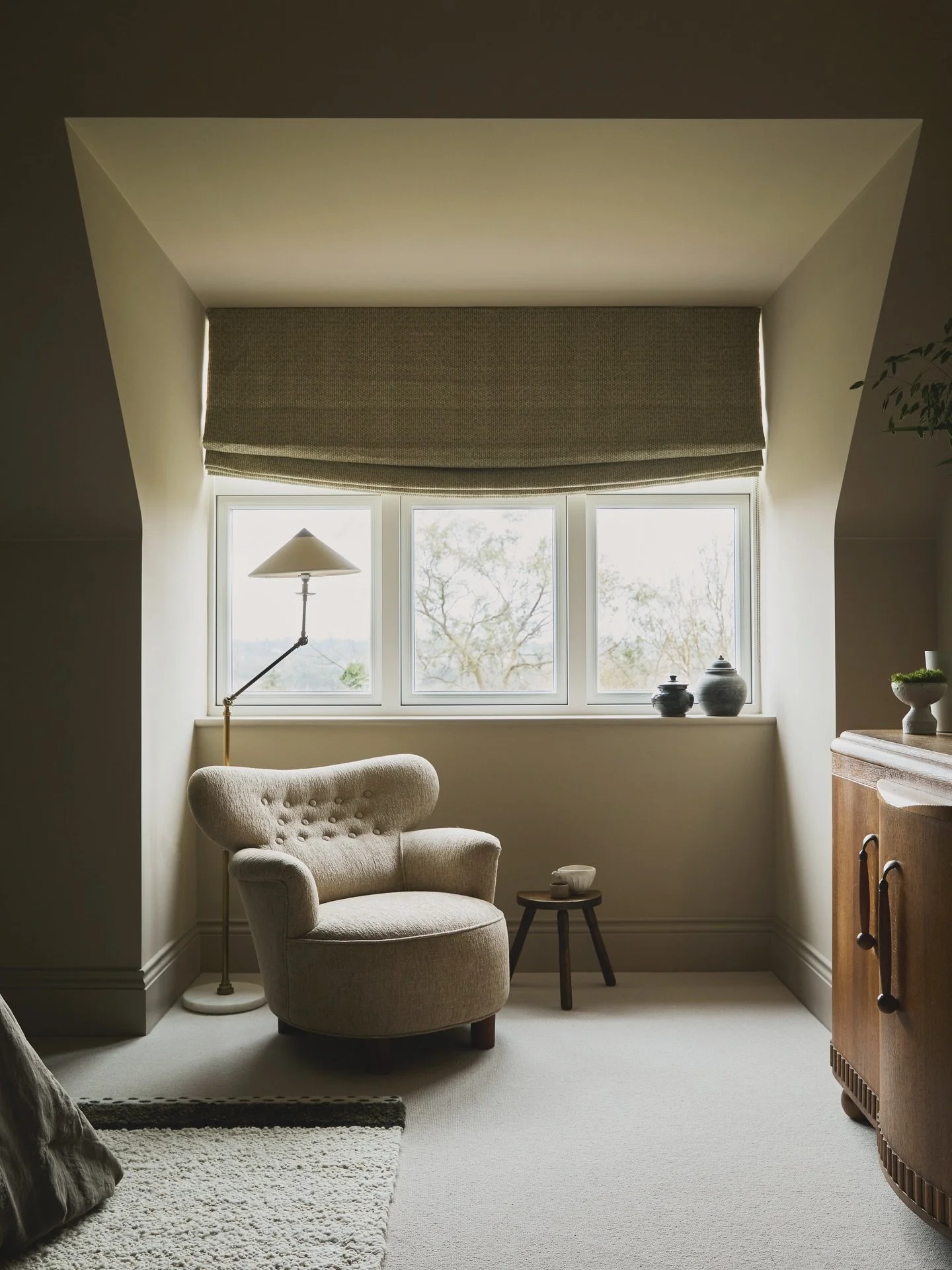 Art Deco whispers meet modern restraint.
A cocoon of soft taupes, sculptural forms, and quiet glamour, our guest bedroom is a study in subtle contrasts. Curved silhouettes, aged brass, and a moody olive headboard evoke a bygone elegance, while natura