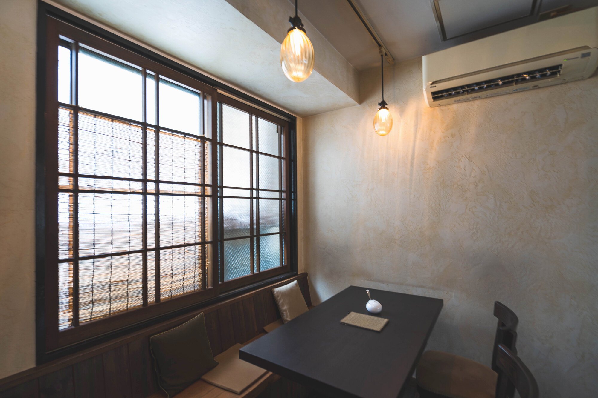 akihabara-otsu-coffee-interior-01.jpg