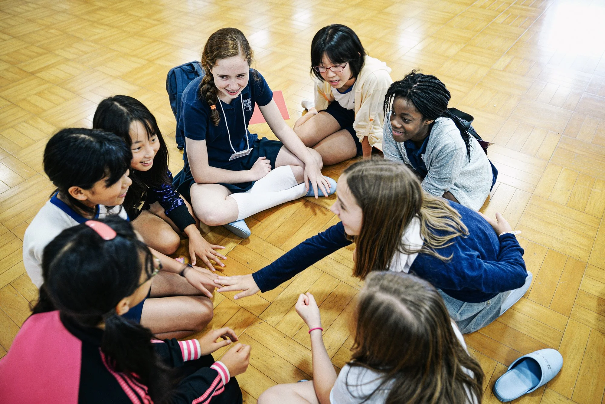 American students play a game with elementary school students in Japan