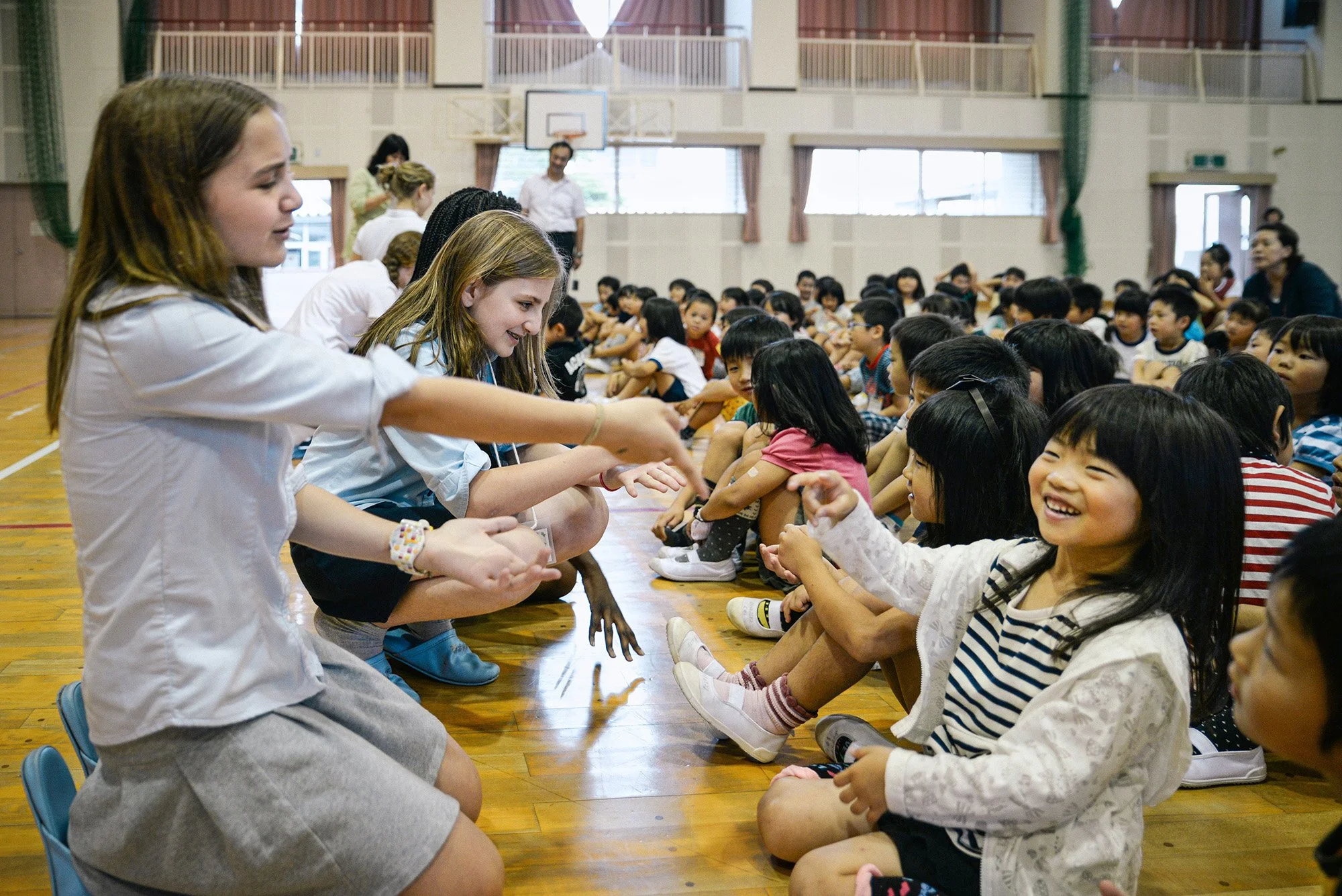 American students play a game with elementary school students in Japan