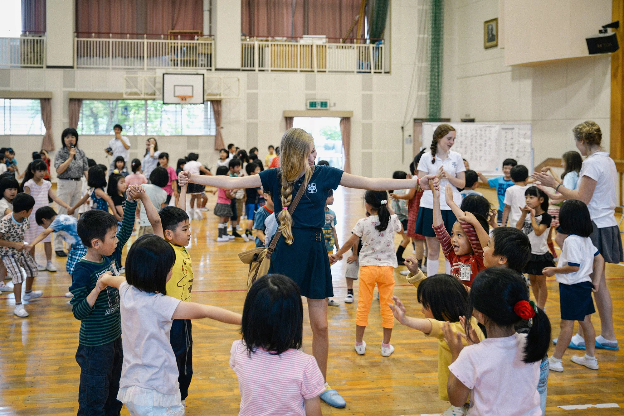 American students play a game with elementary school students in Japan