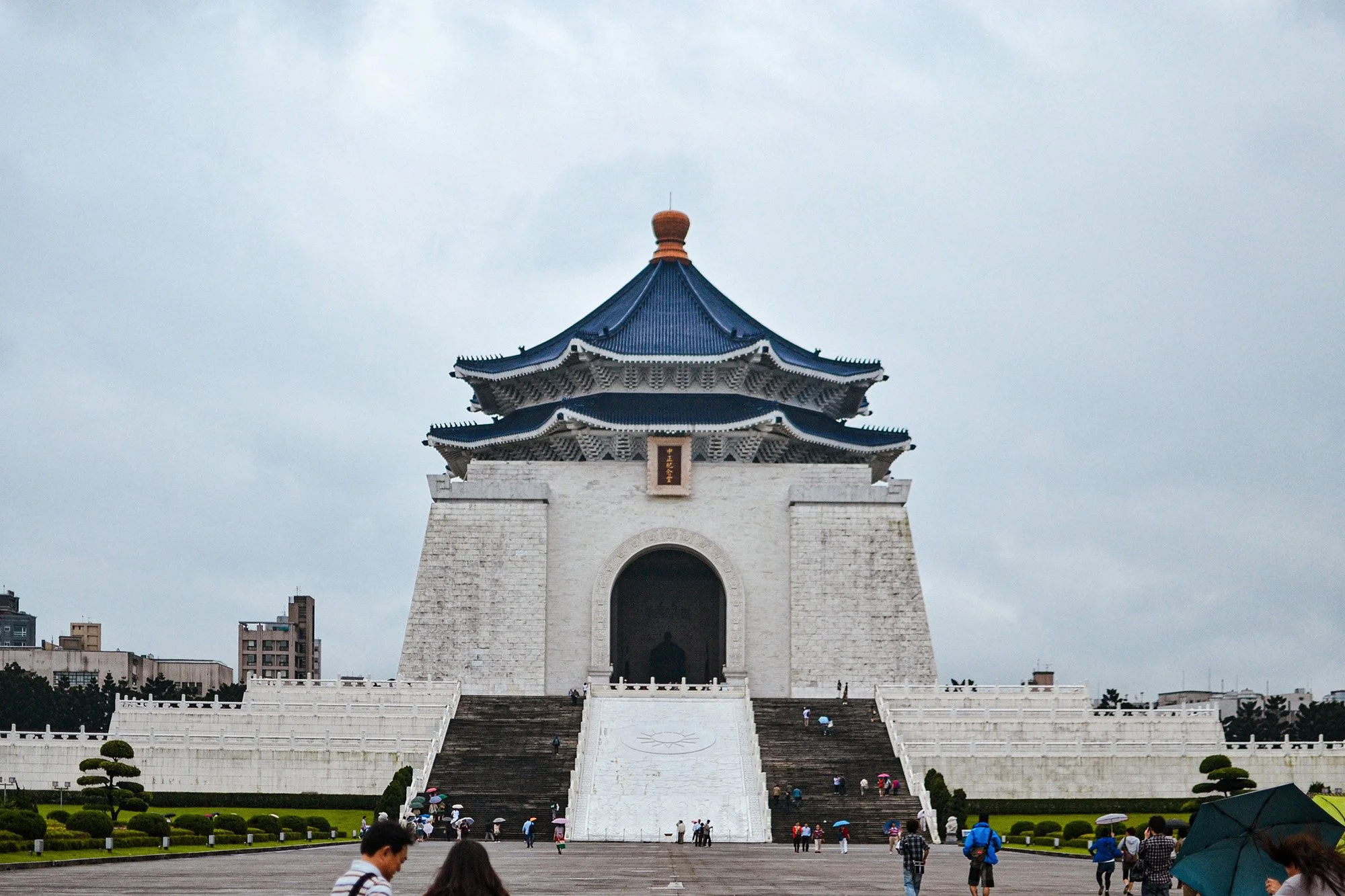chiang kai-shek memorial hall white building with 2 layer blue roof with 8 sides in taipei