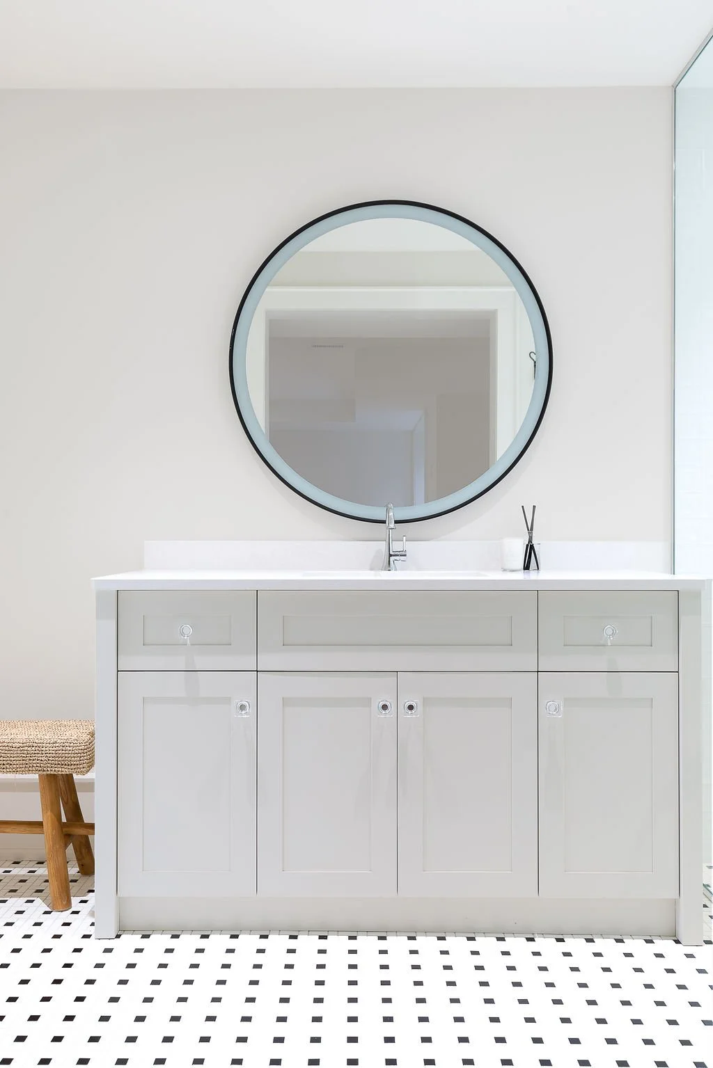Waechter_12_Vanity.jpg