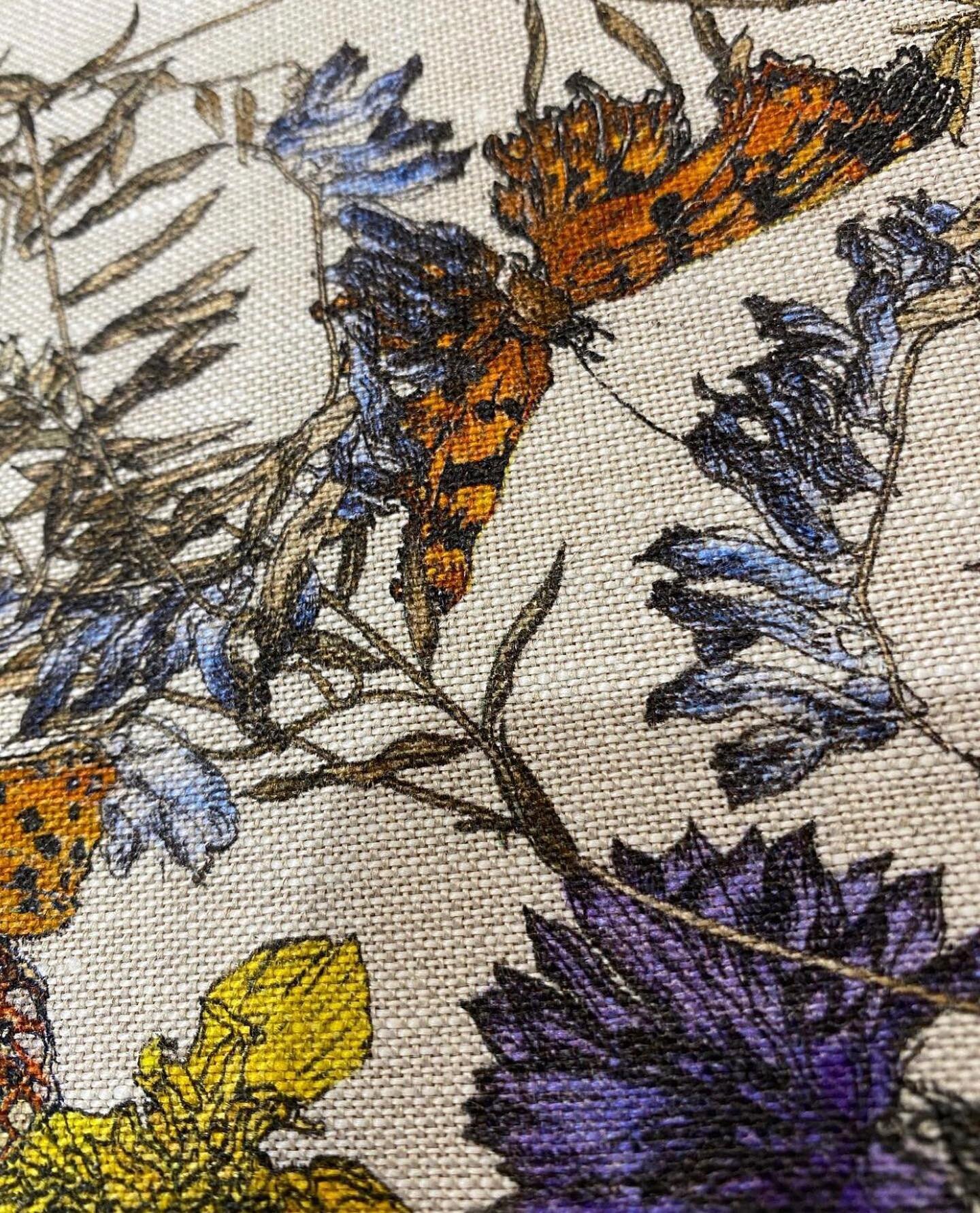 Covered in orange commas and blue cornflowers. Secret garden linen @rediscovered_by. #irishlinen #comma #cornflowers #textiles #drawing #butterfkies #wildmeadows #detail 
Please do get in touch if you would like to use this in a project, would love t