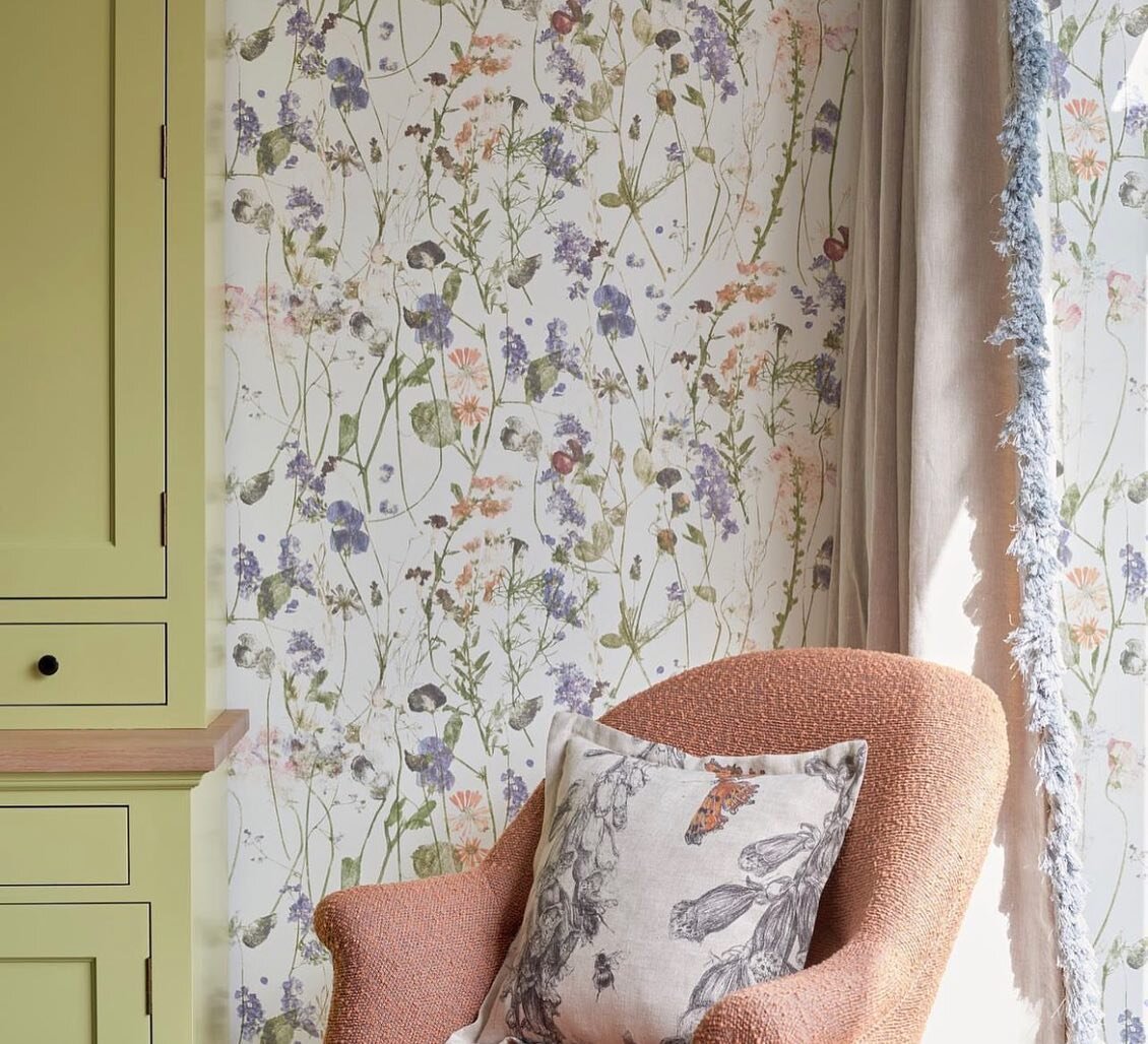 When the garden comes in. Wildflowers  @rediscovered_by wallpaper and linen #textiles #wildflower #pressedflowers #detail #depth #garden #design #wildflowerstakingover