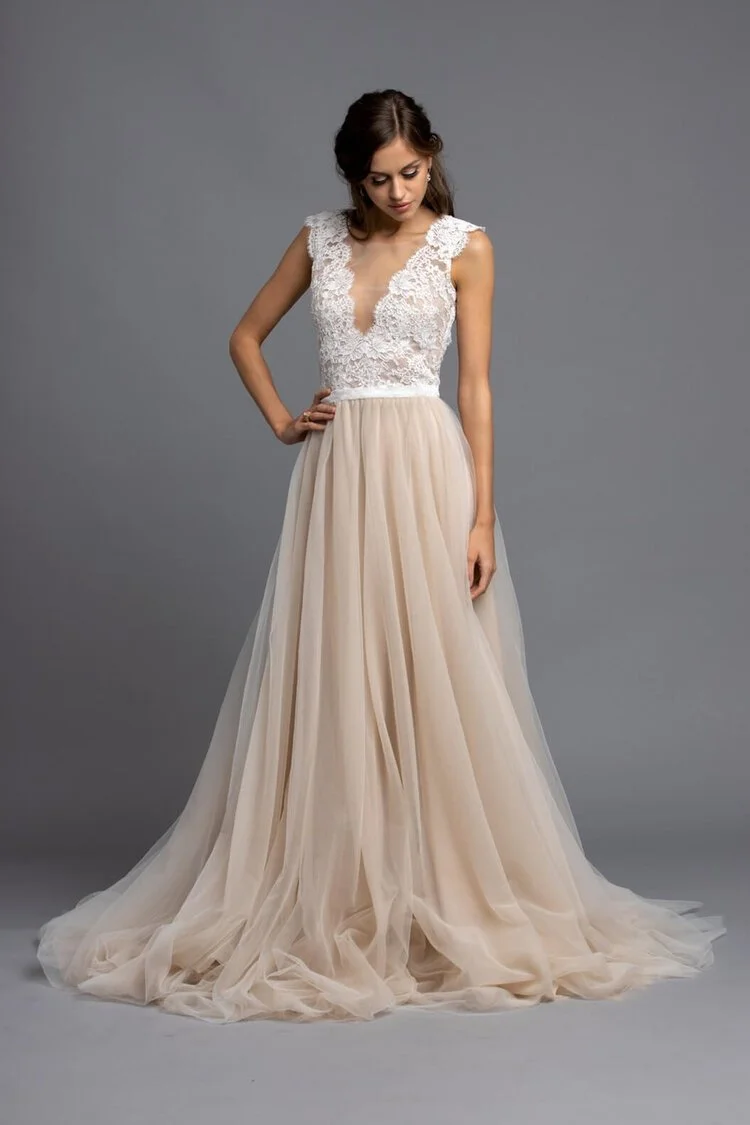 blushfarbenes-brautkleid-V-auschnitt.jfif