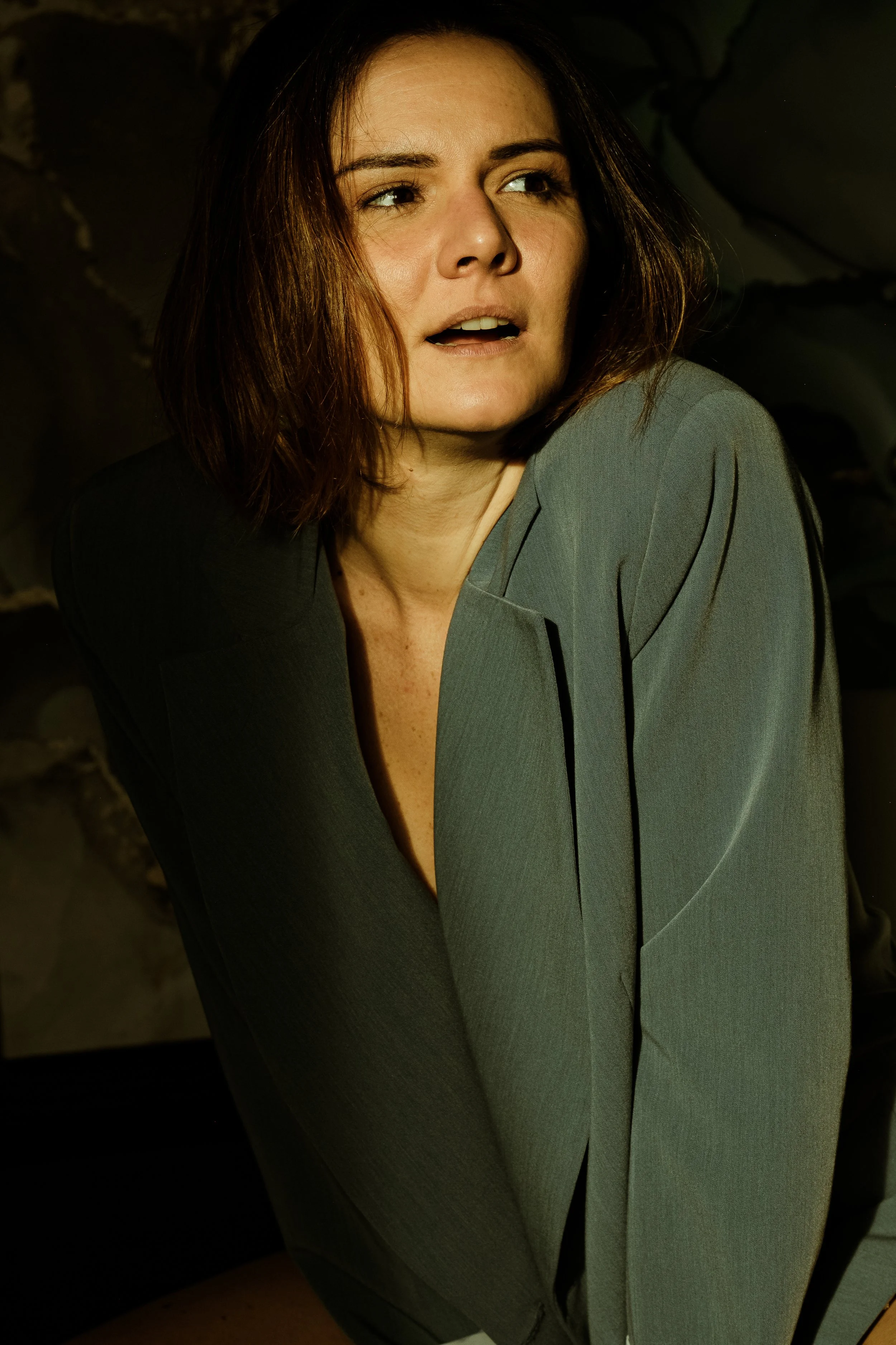 portrait femme au soleil dans sa veste tailleur 