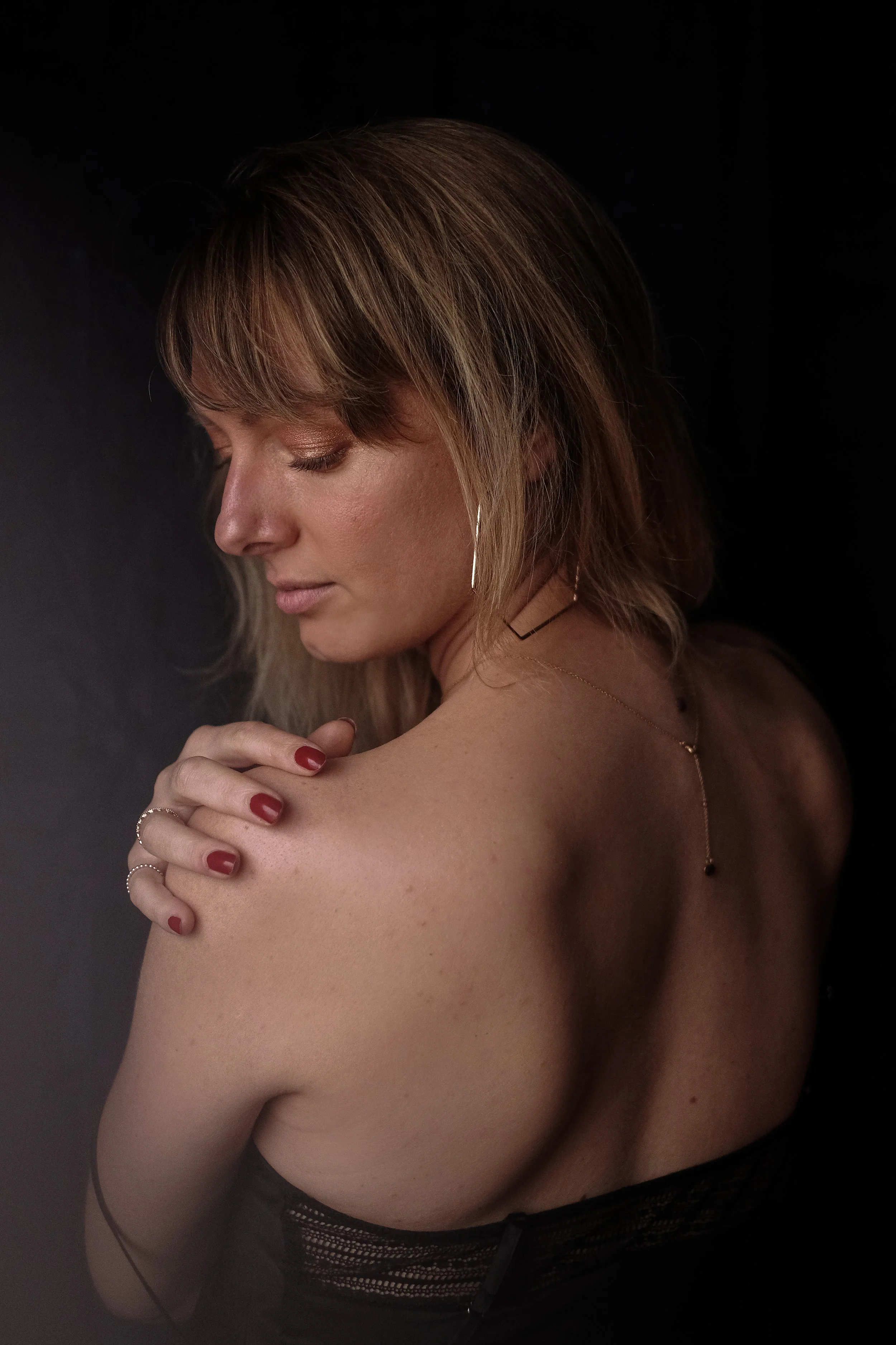 portrait femme en interieur moment de tendresse