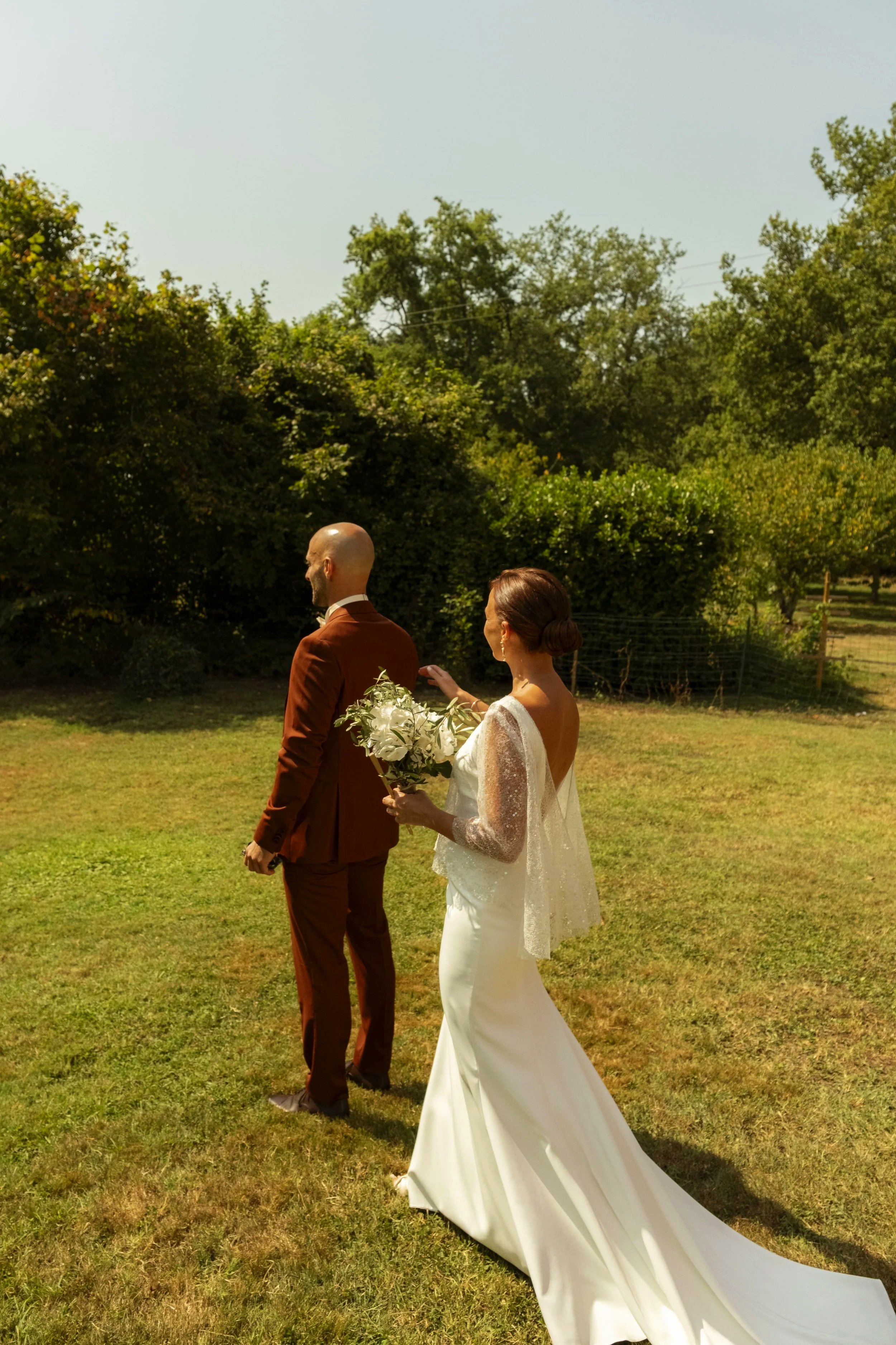 first look la mariée avance vers son futur époux