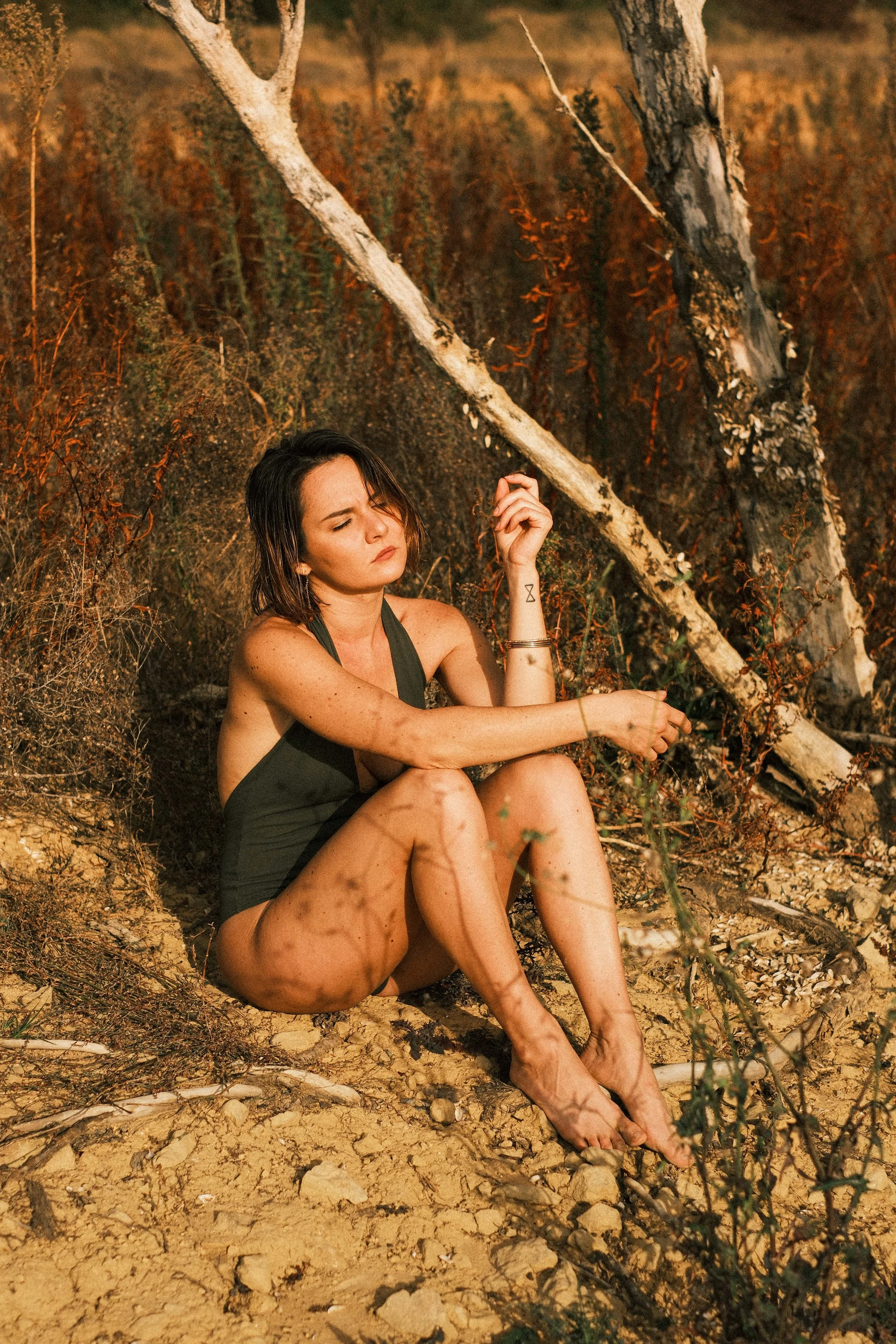 portrait dune femme assise paysage desertique