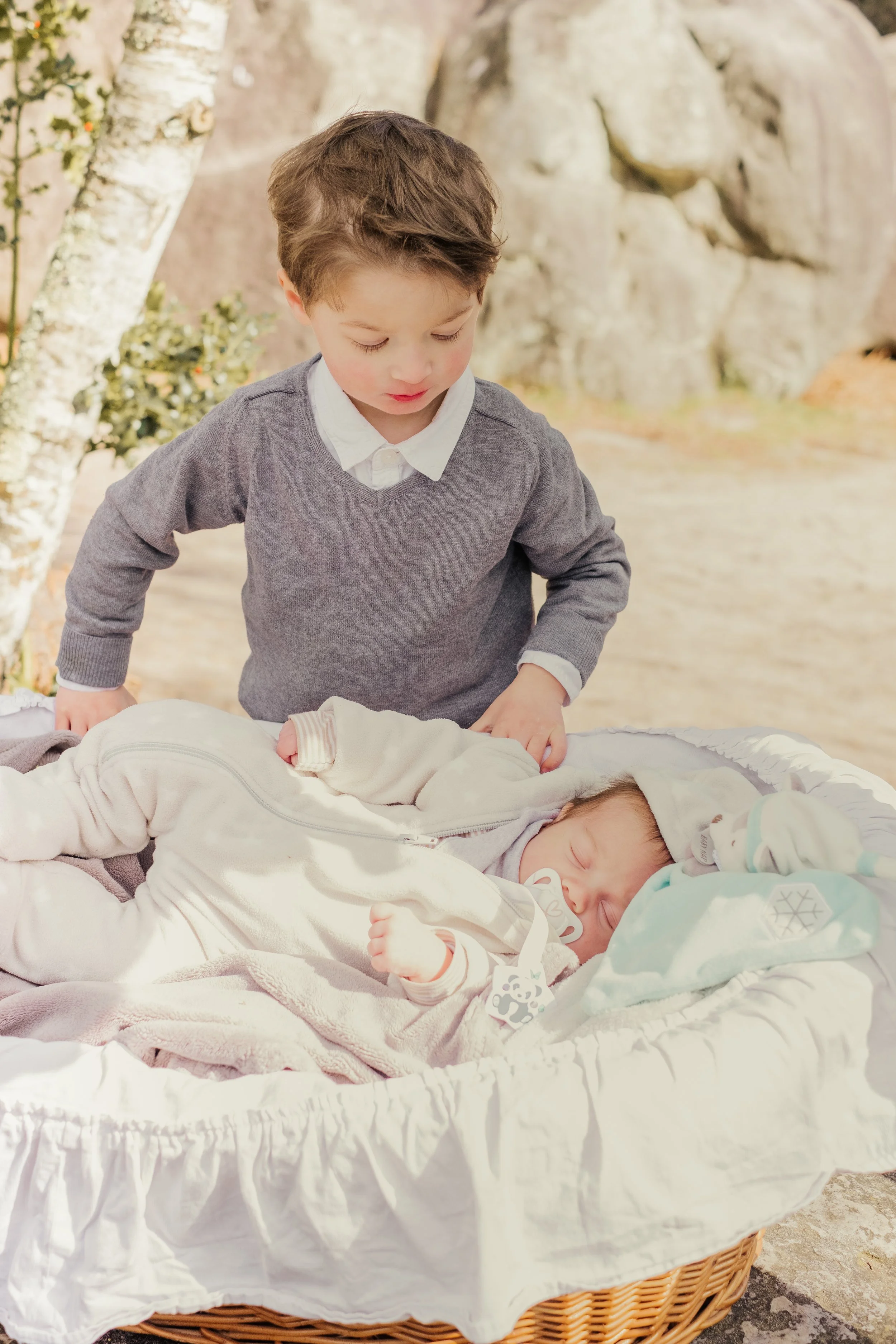 le nouveau ne dort dans berceau et son grand frere le regarde