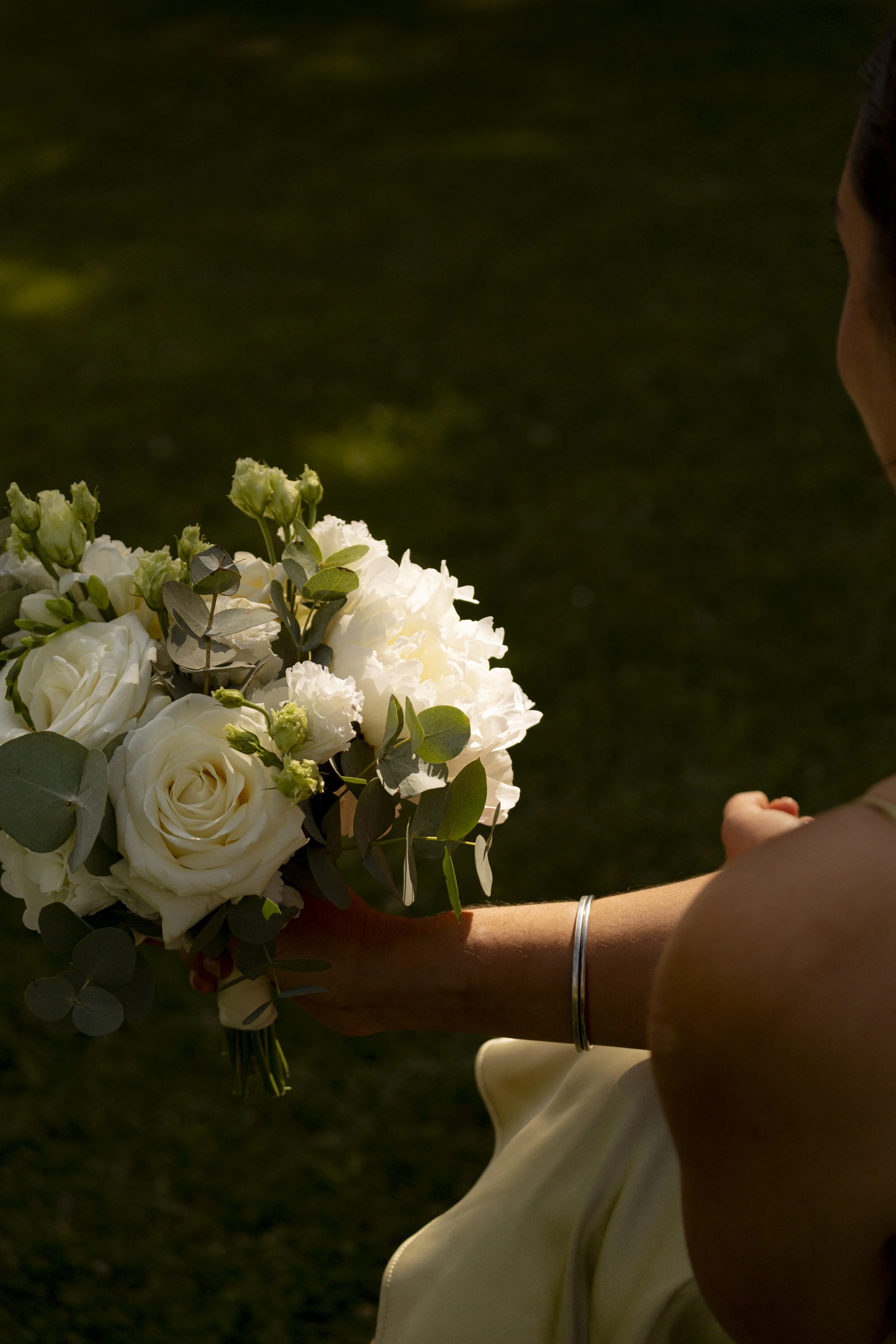 bouquet de la témoin entre ombre et lumière