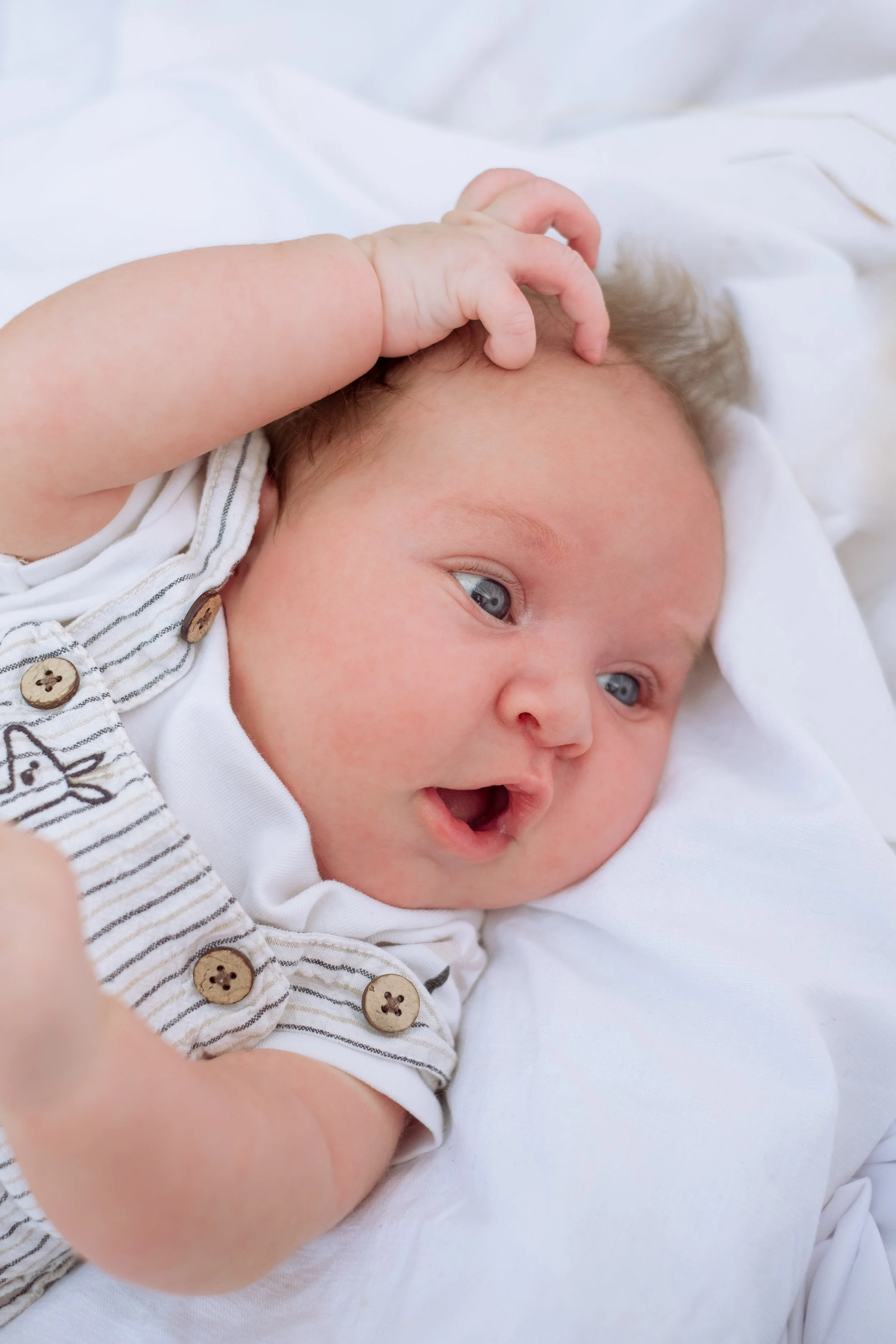 portrait du nouveau ne qui fait une drole de moue