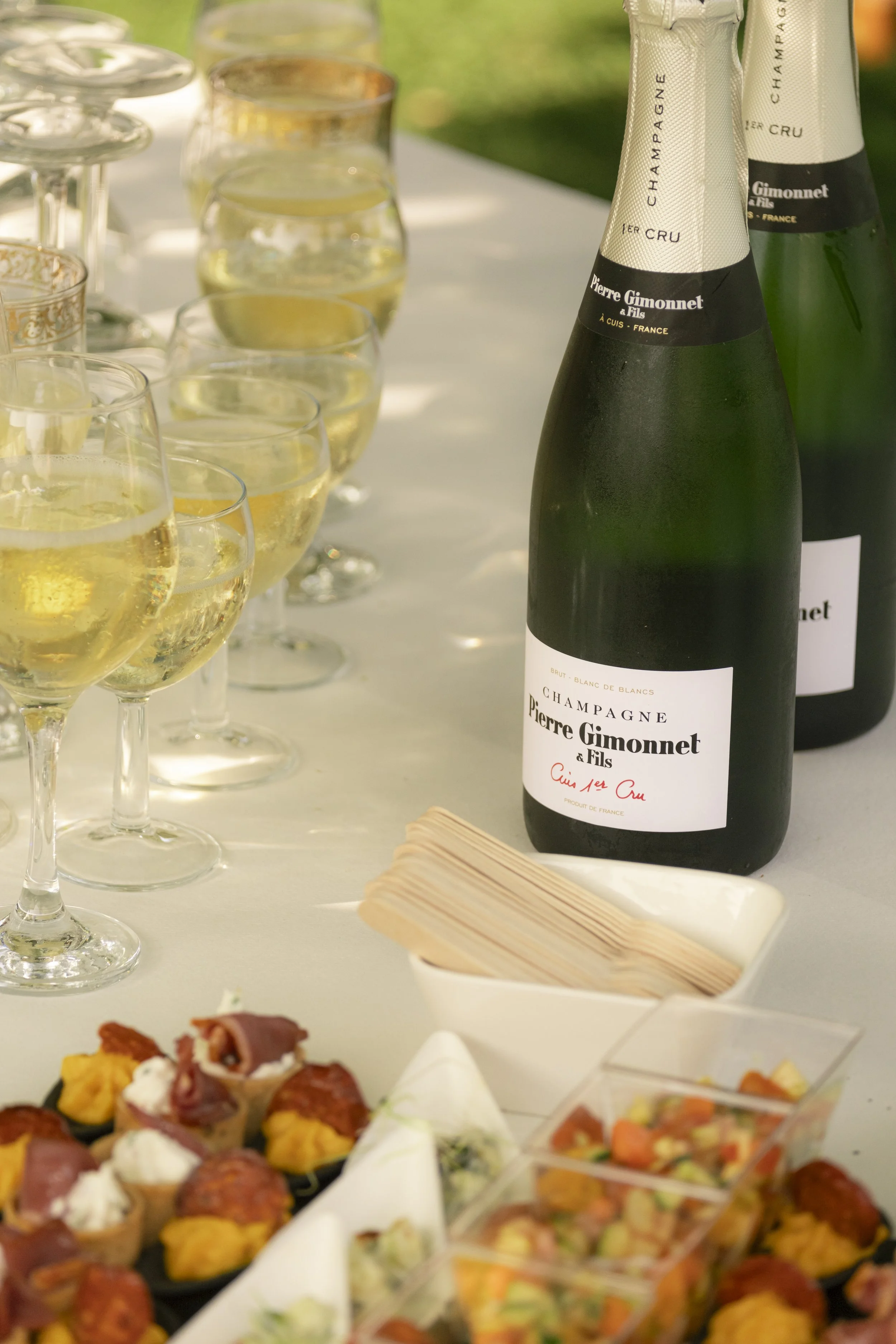 vin d'honneur gros plan sur les bouteilles de vin et les amuses bouches