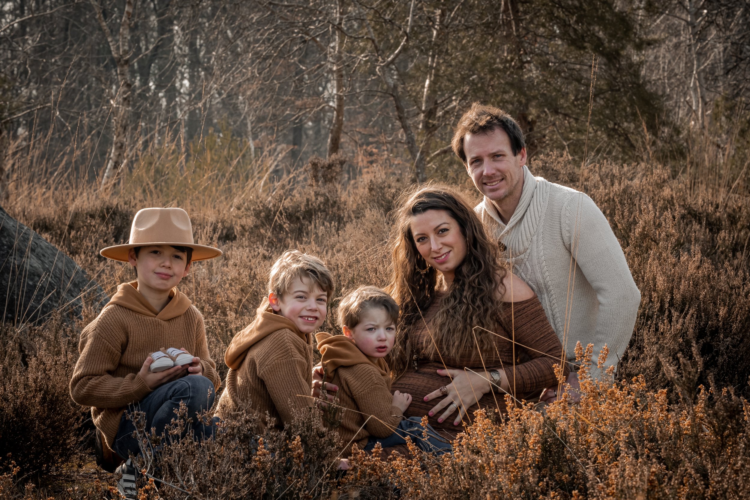 photo de famille avec le papa la maman enceinte et leurs trois enfants