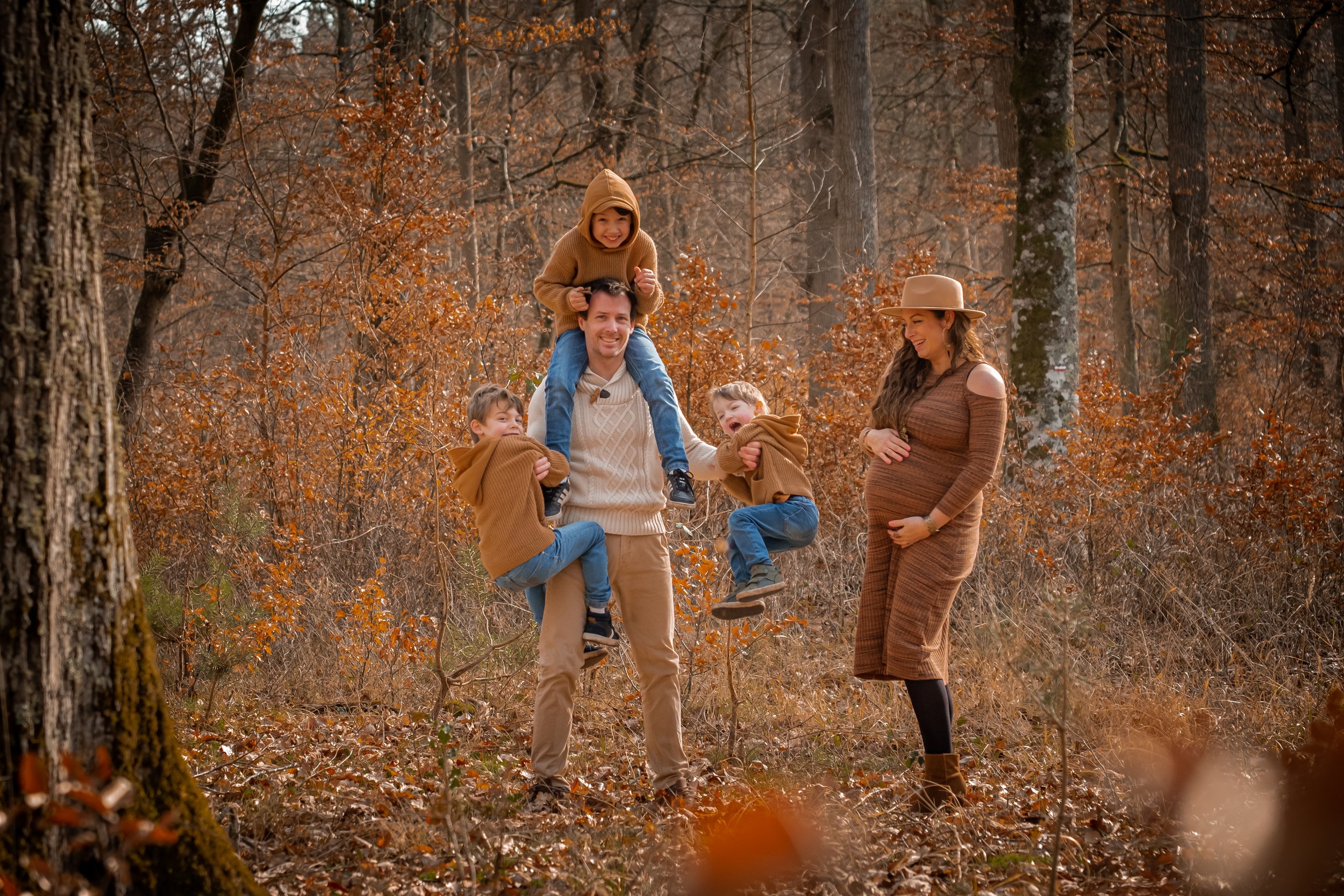 seance famille avec la maman enceinte dans la foret en automne