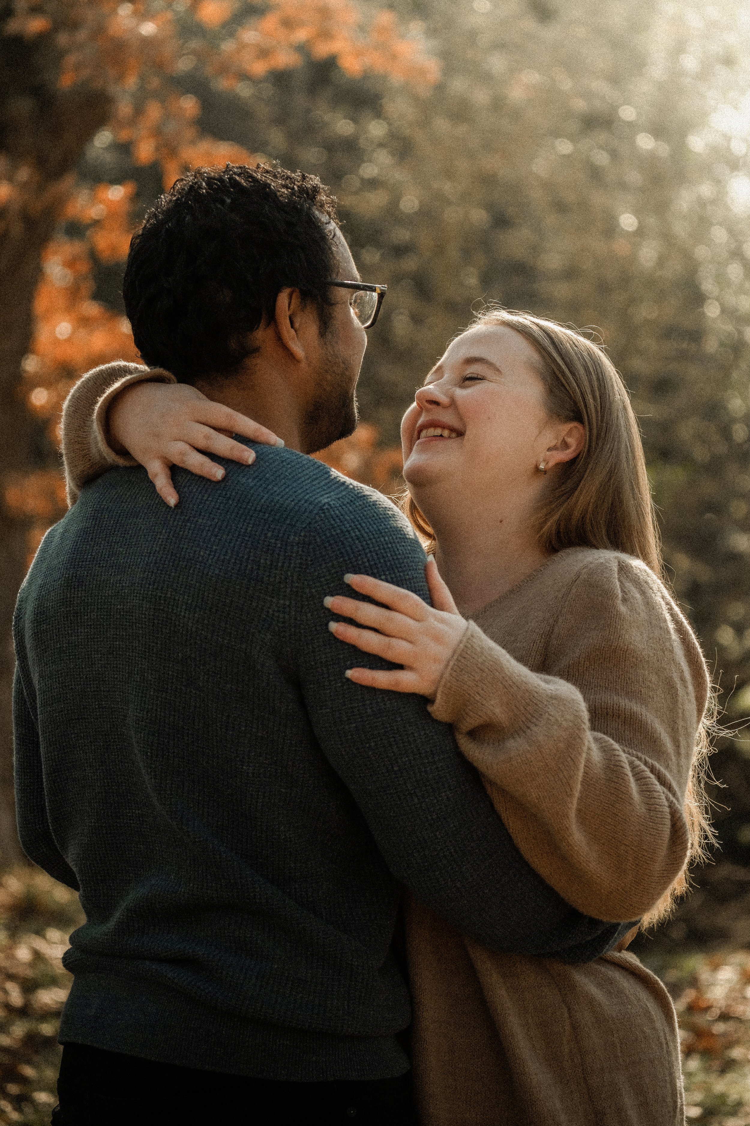 couple en foret qui se prend dans les bras et sourient