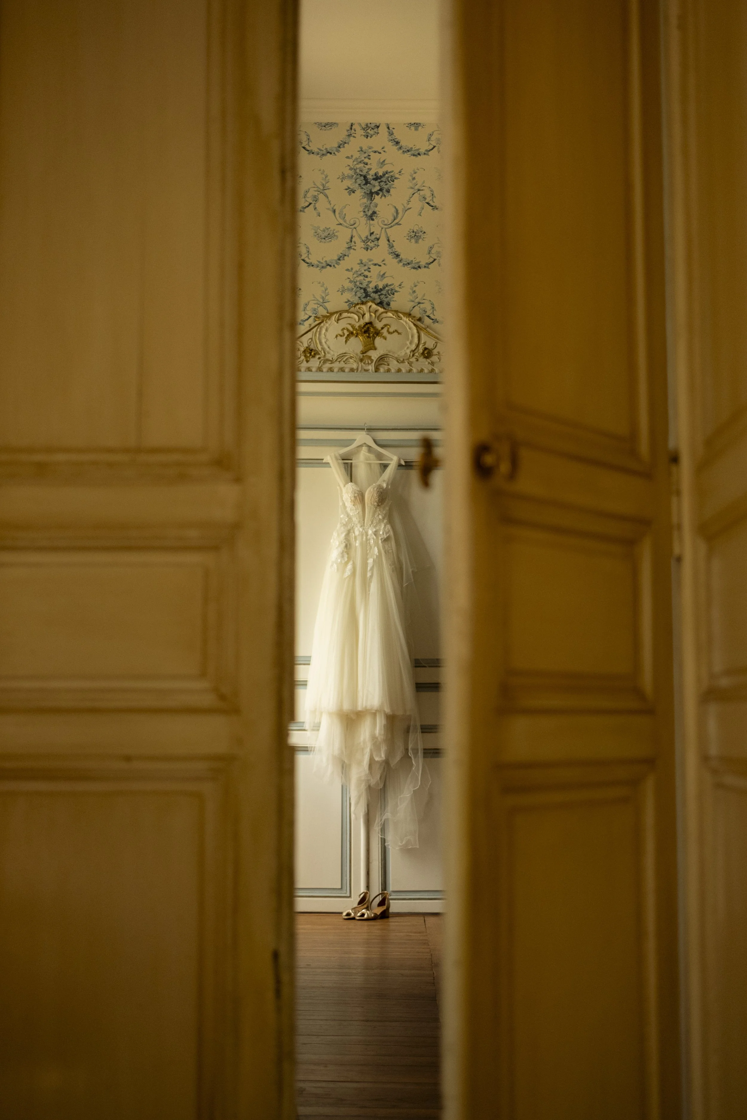 une robe de mariée dans un encadrement de porte