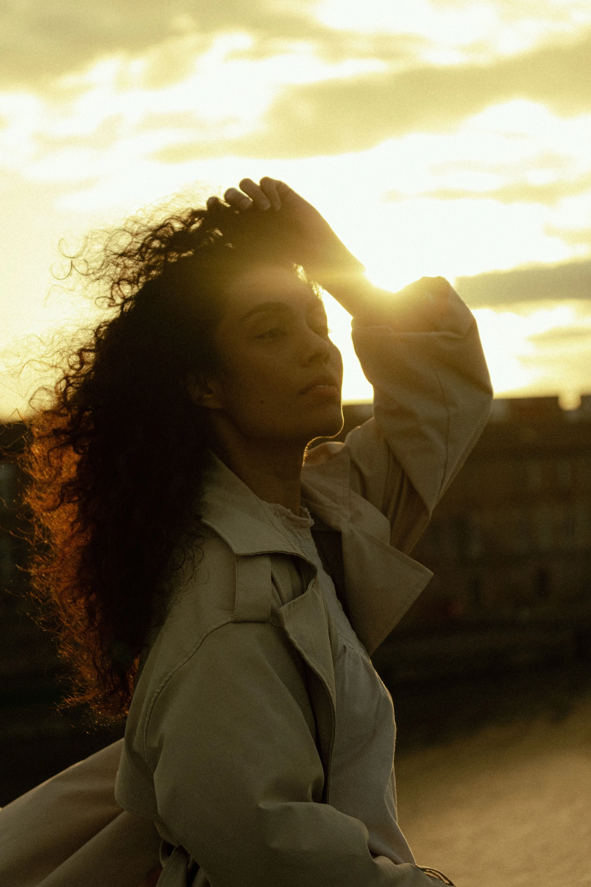 portrait dune femme sur un pont et coucher de soleil