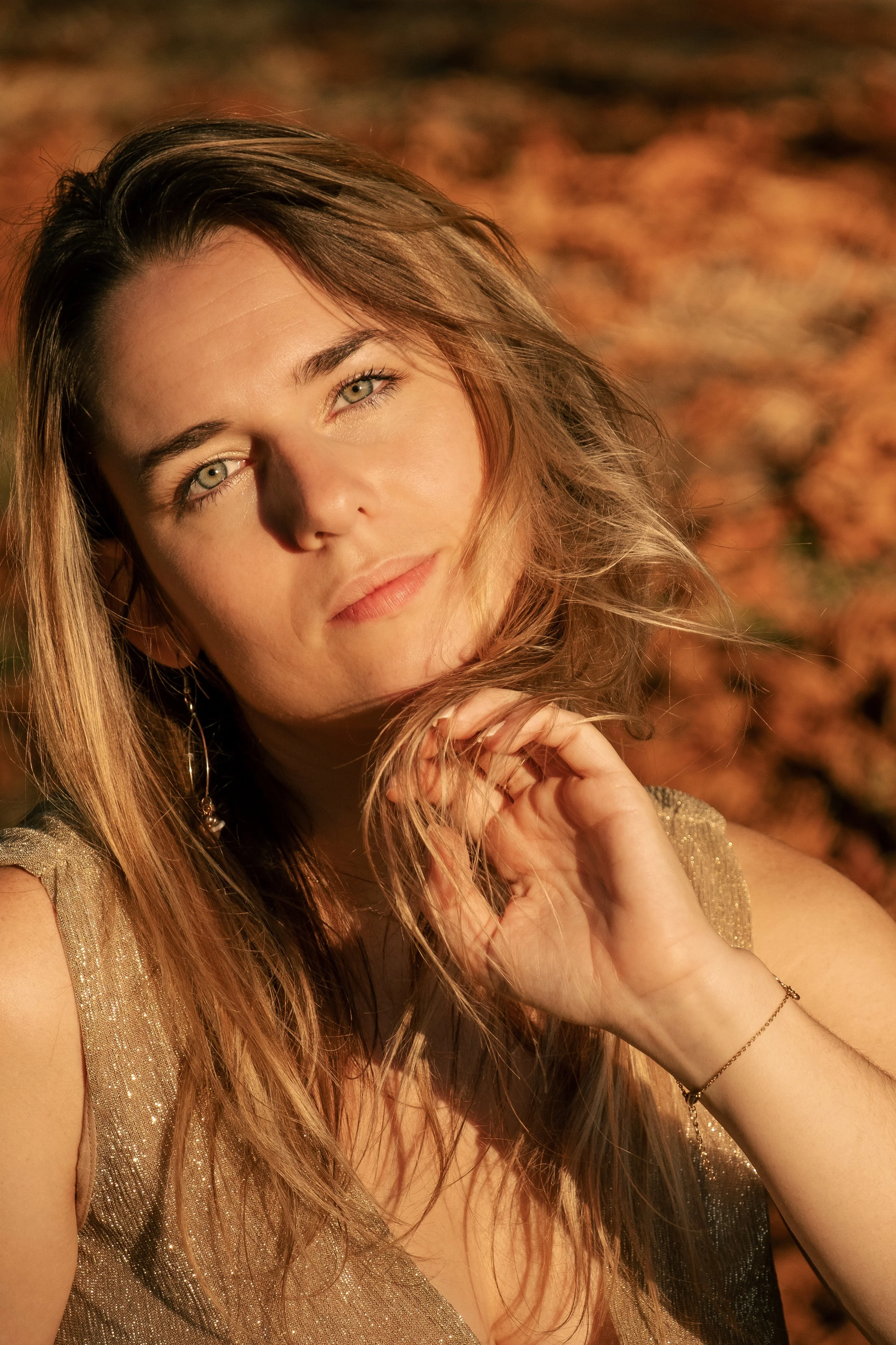 visage dune femme au soleil avec les couleurs d'automne