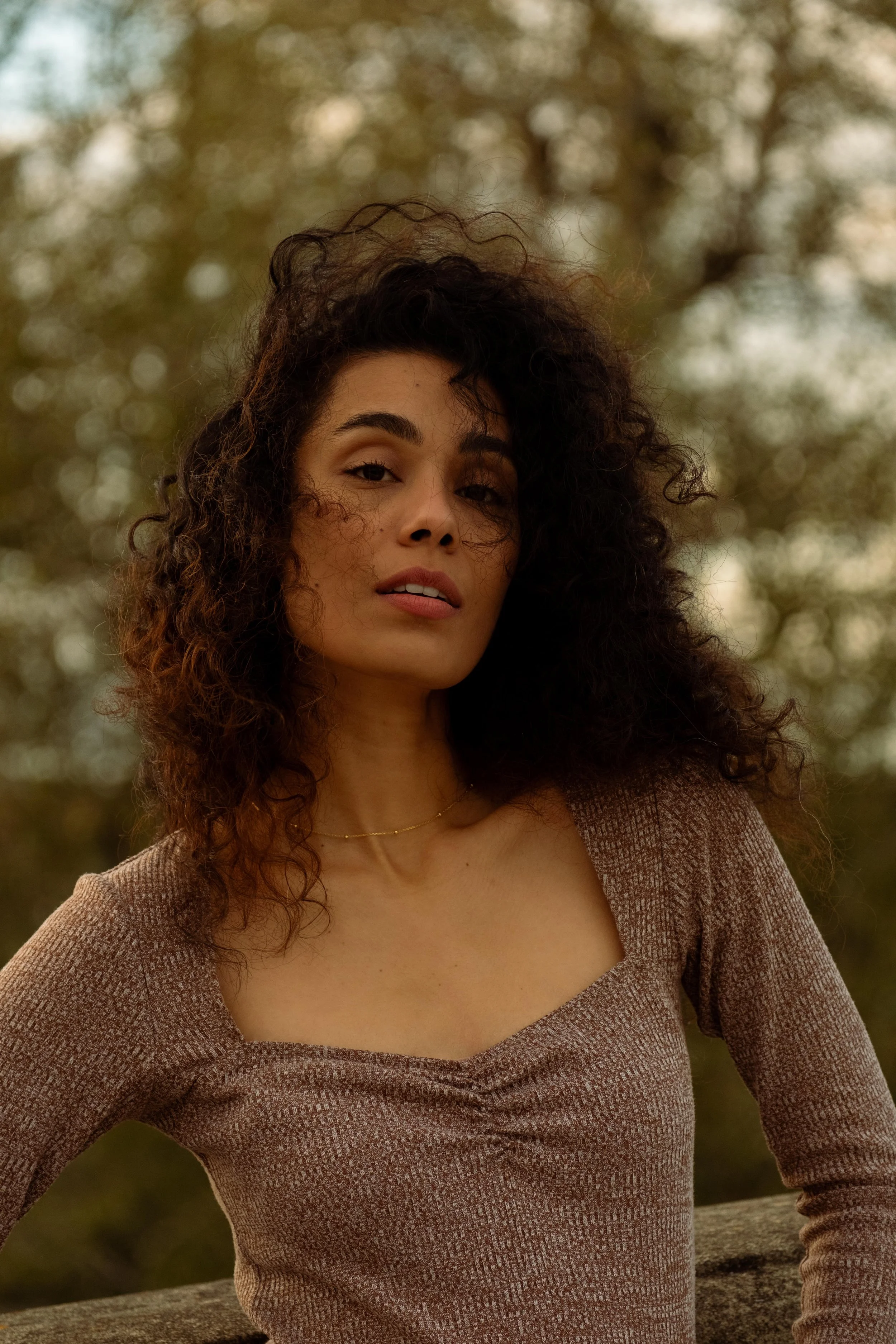 portrait dune femme cheveux boucles au vent