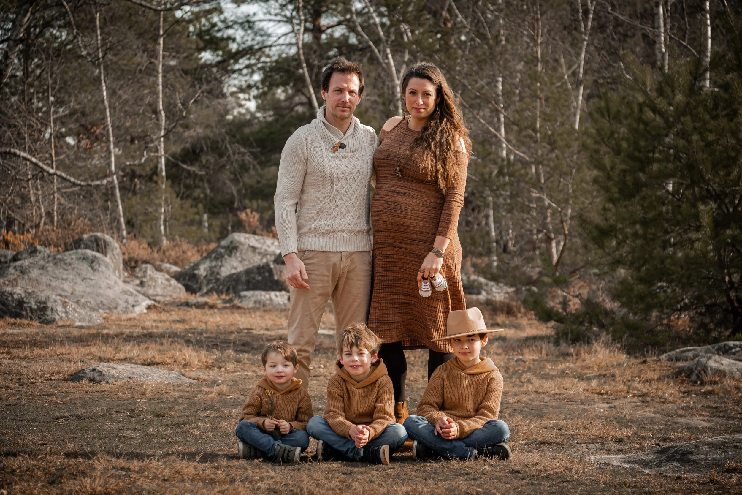 seance en famille en foret les enfants sont assis par terre