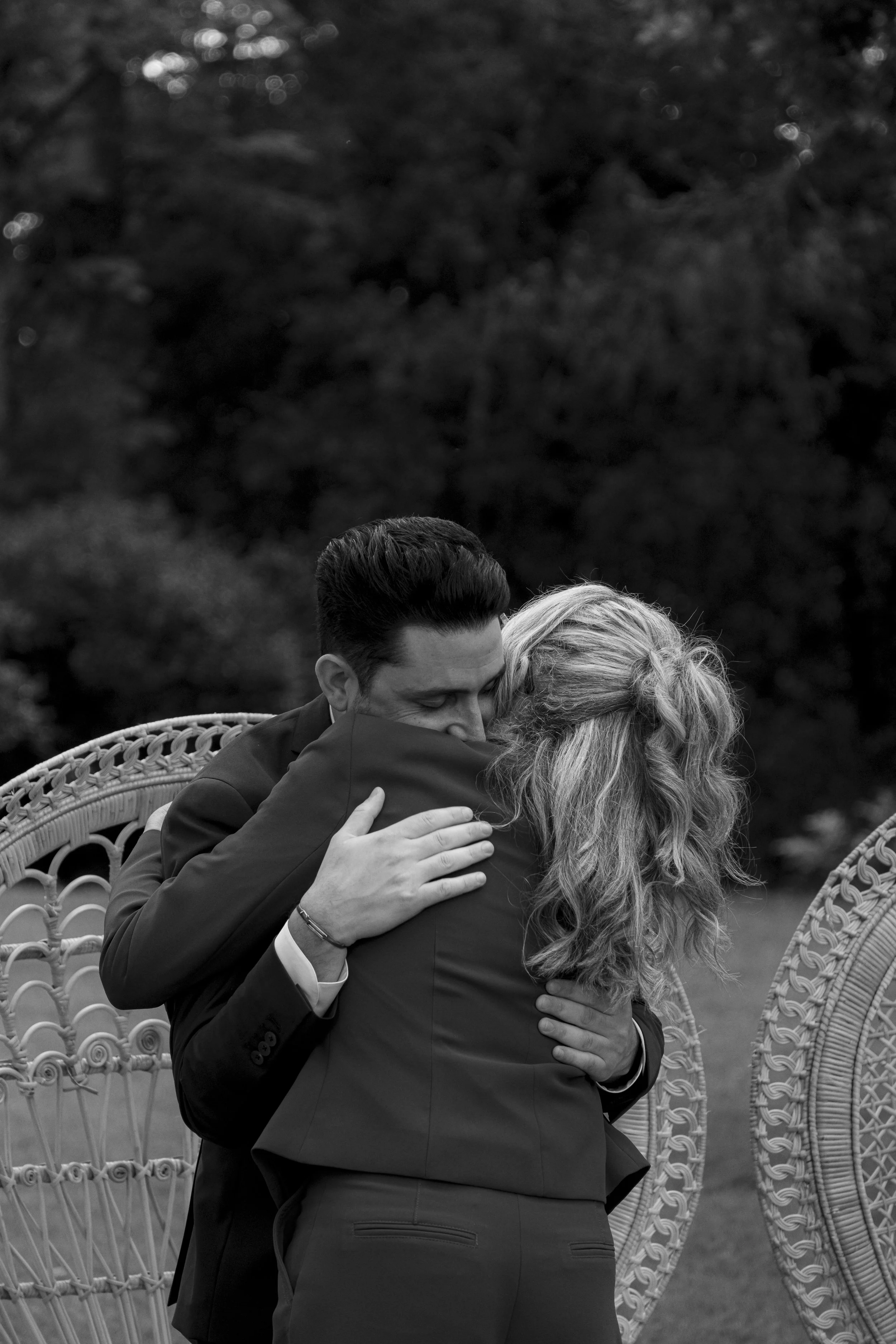 étreinte entre le marié et sa maman noir et blanc