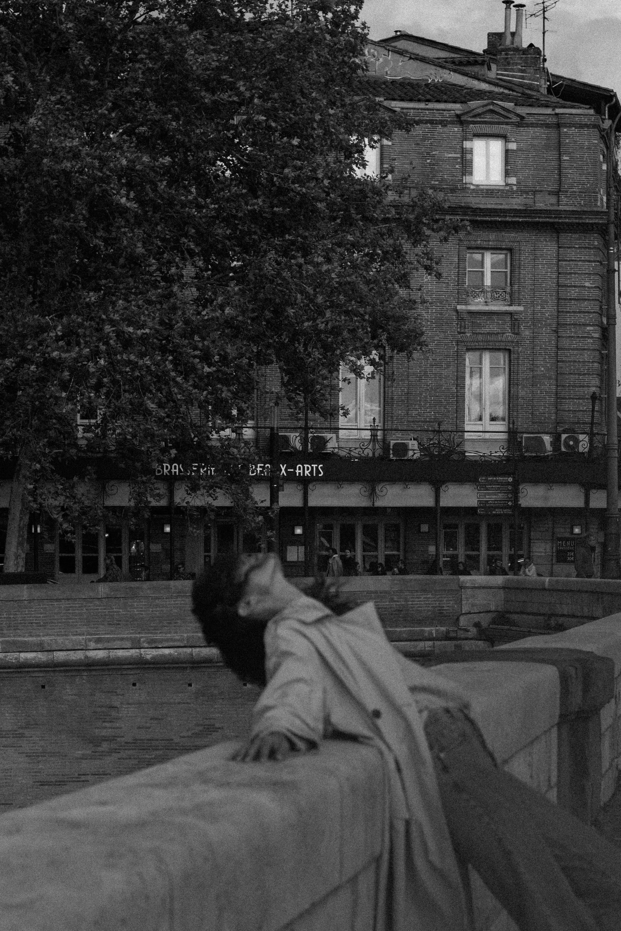 femme qui se penche en arriere sur un pont toulouse