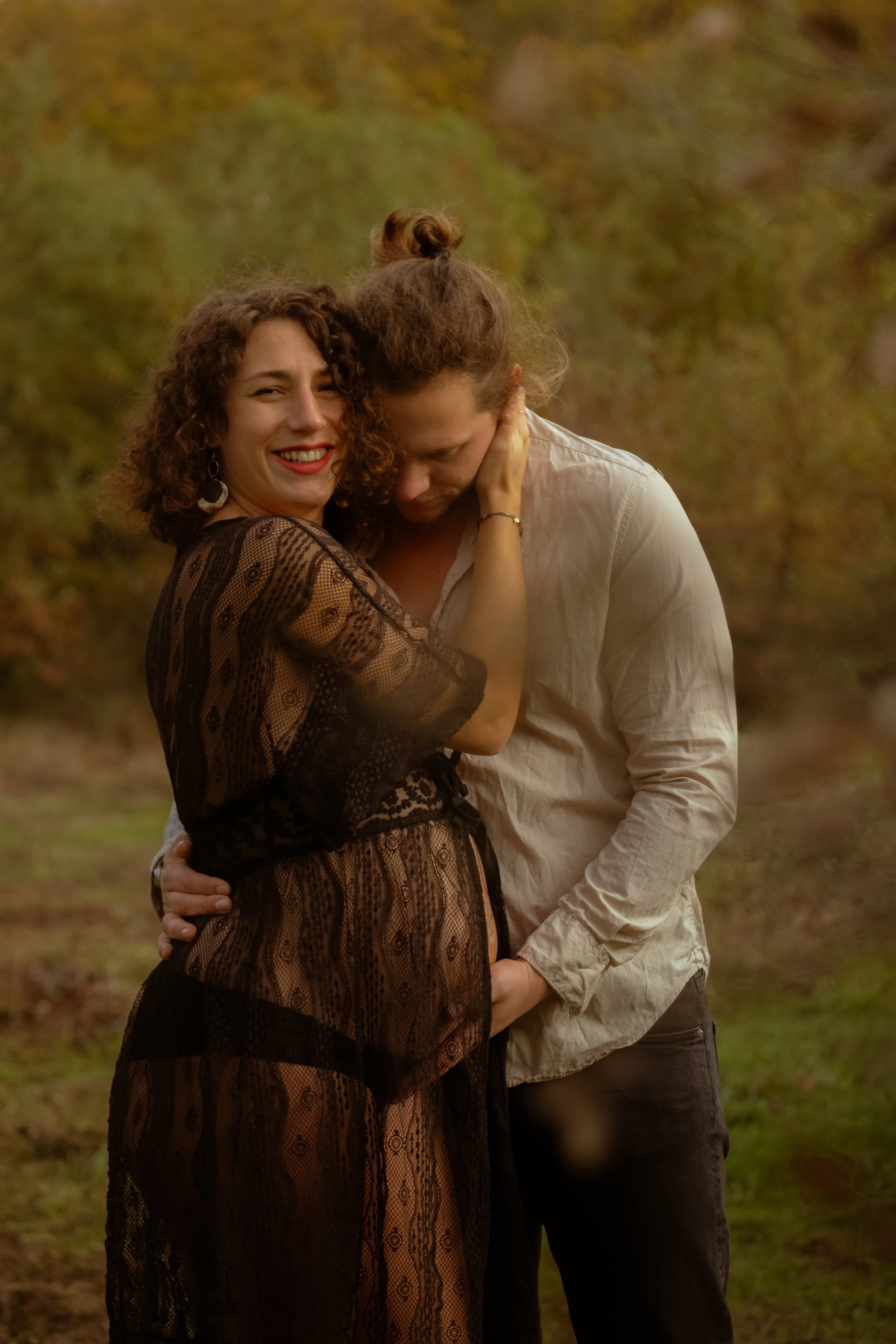 femme enceinte en dentelle et son mari