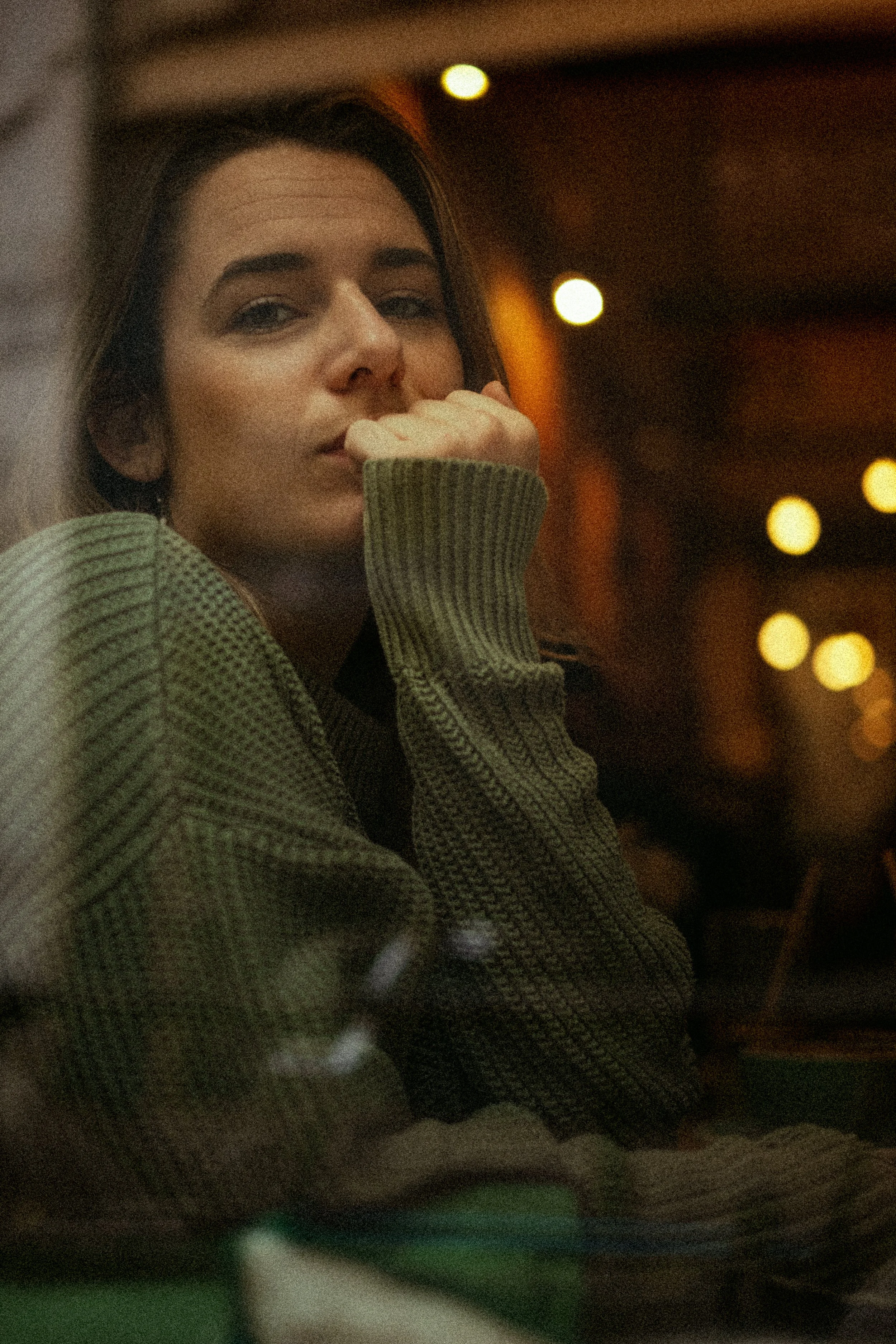 portrait dune femme dans un cafe a travers la fenetre a toulouse