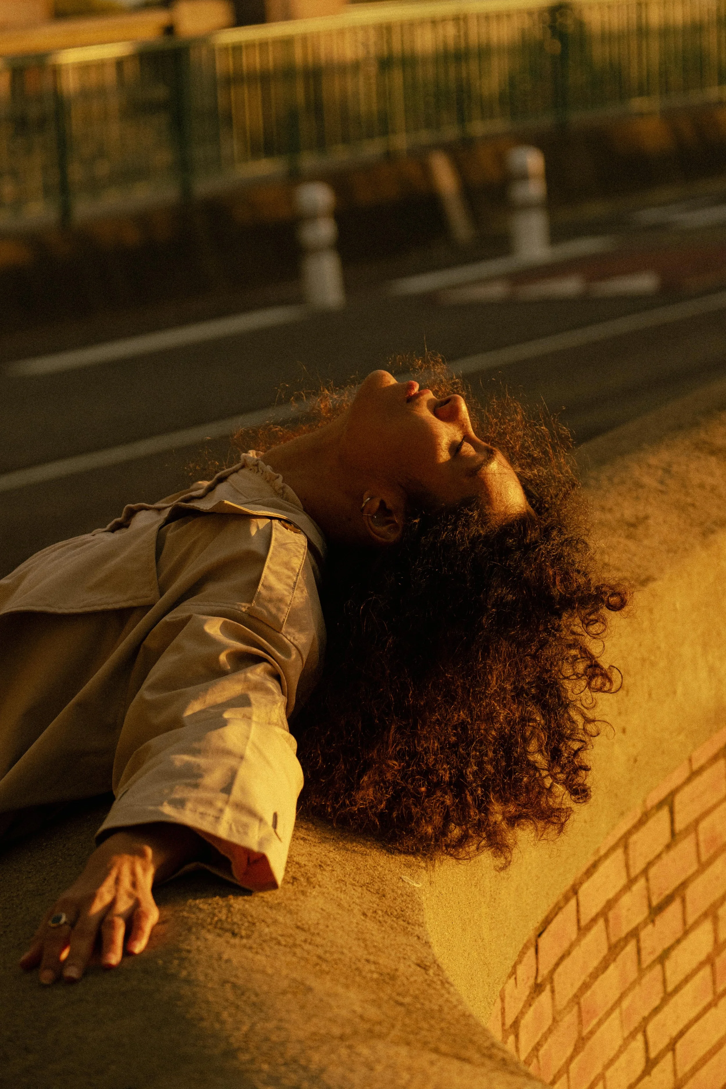 femme sur un pont qui se penche en arriere les cheveux dans le vide