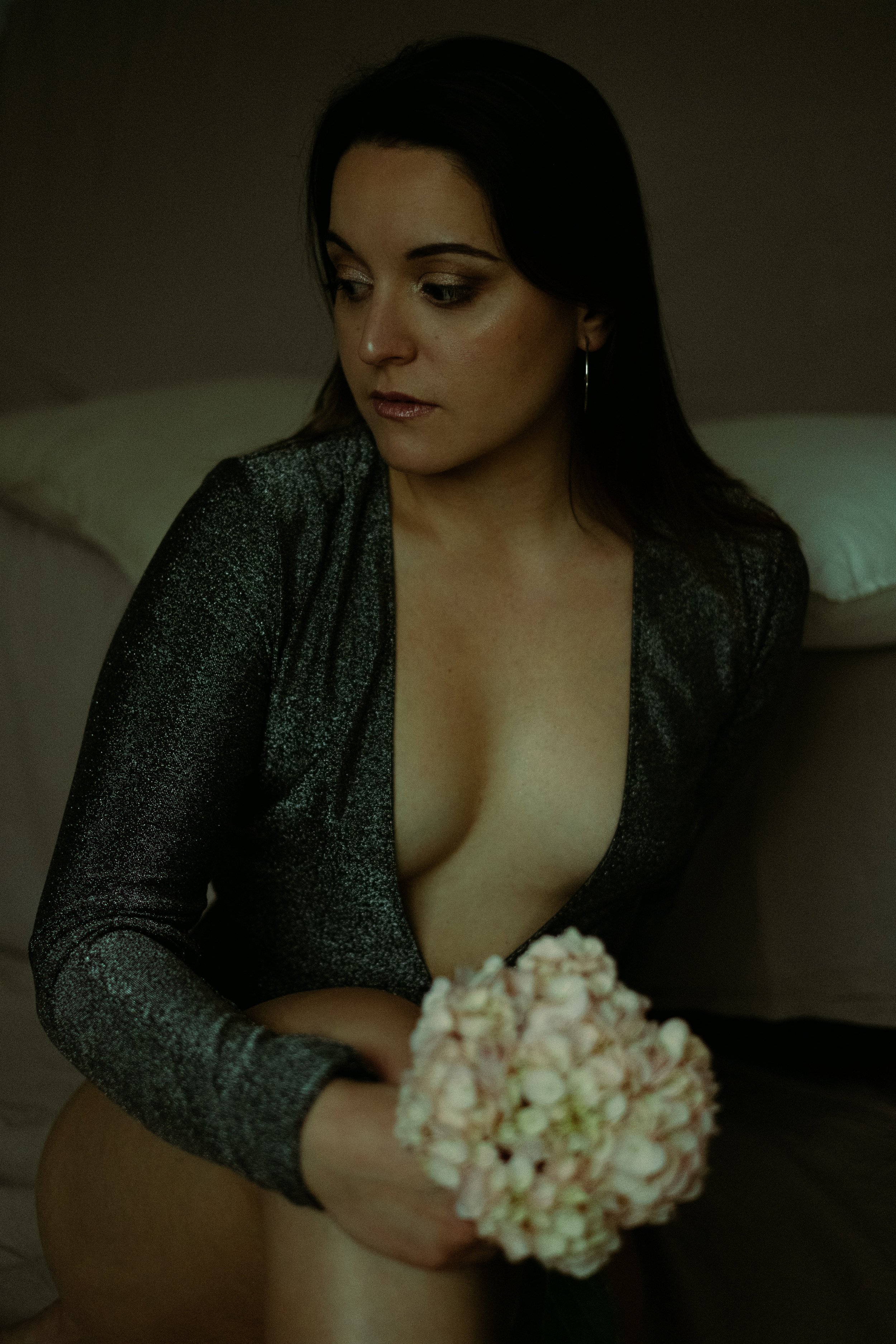 portrait femme assise en lingerie avec une fleur