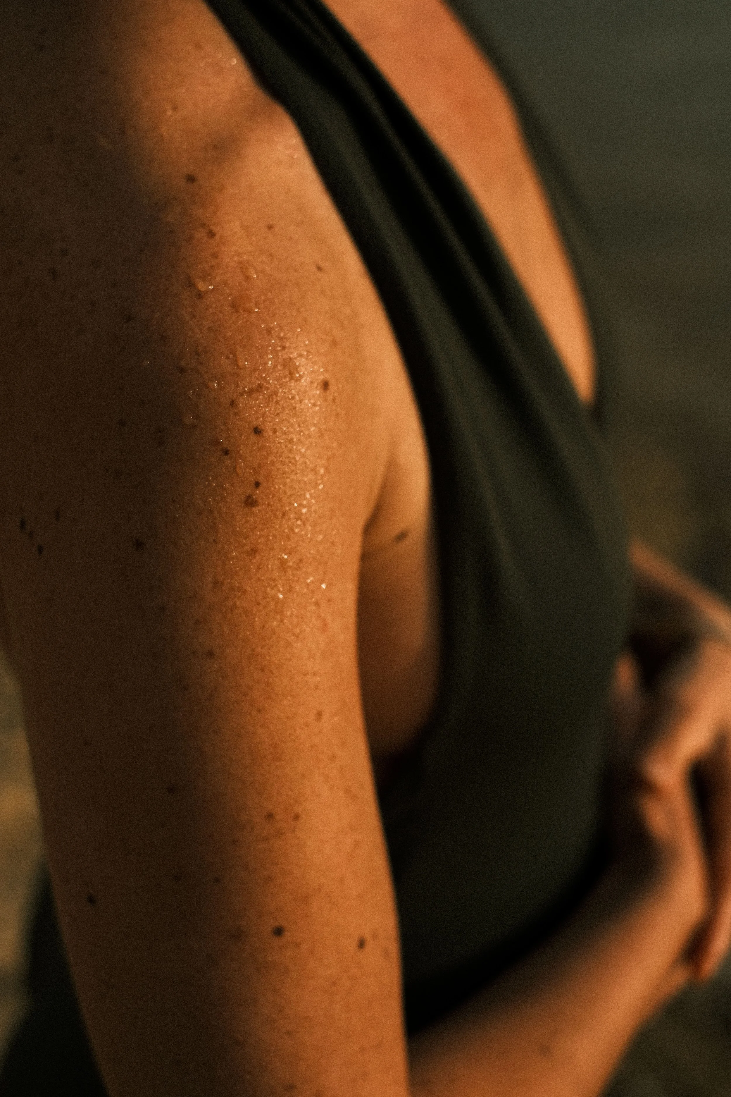 peau dune femme avec des gouttelettes deau