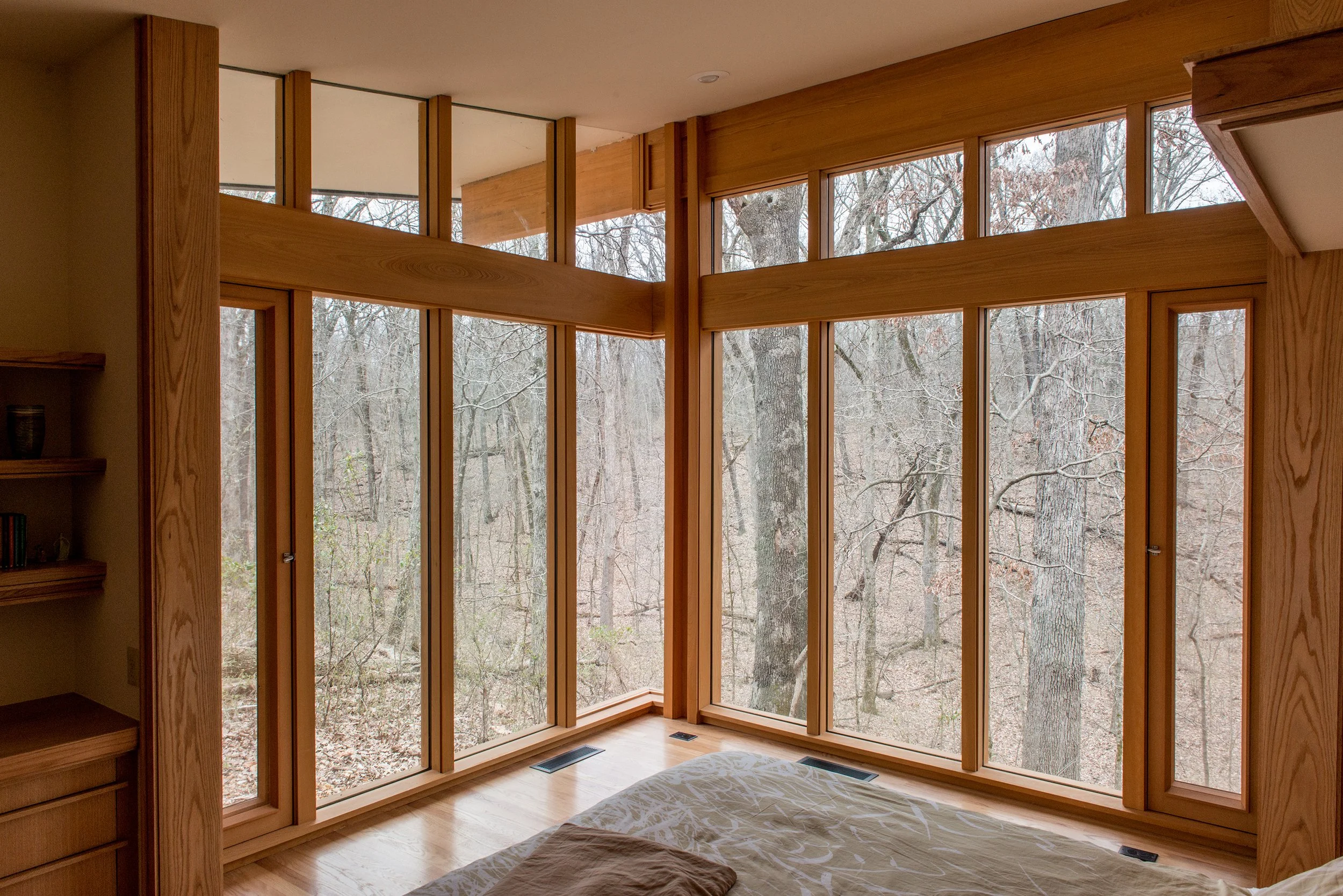 Organic Architecture residence with large glass windows and indoor-outdoor connections designed by Fayetteville, Arkansas firm Jennings + Santa-Rita.