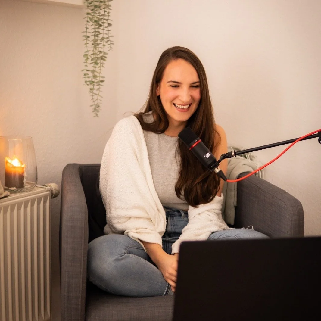Ich nehme euch mit back in time, als ich noch meine wunderbaren Online Achtsamkeitskurse gegeben habe und ganz langsam meine Stimme gefunden habe. 

Auch, wenn ich extrovertiert bin und grunds&auml;tzlich auf &uuml;ber 10.000 Worte am Tag komme (🤓),