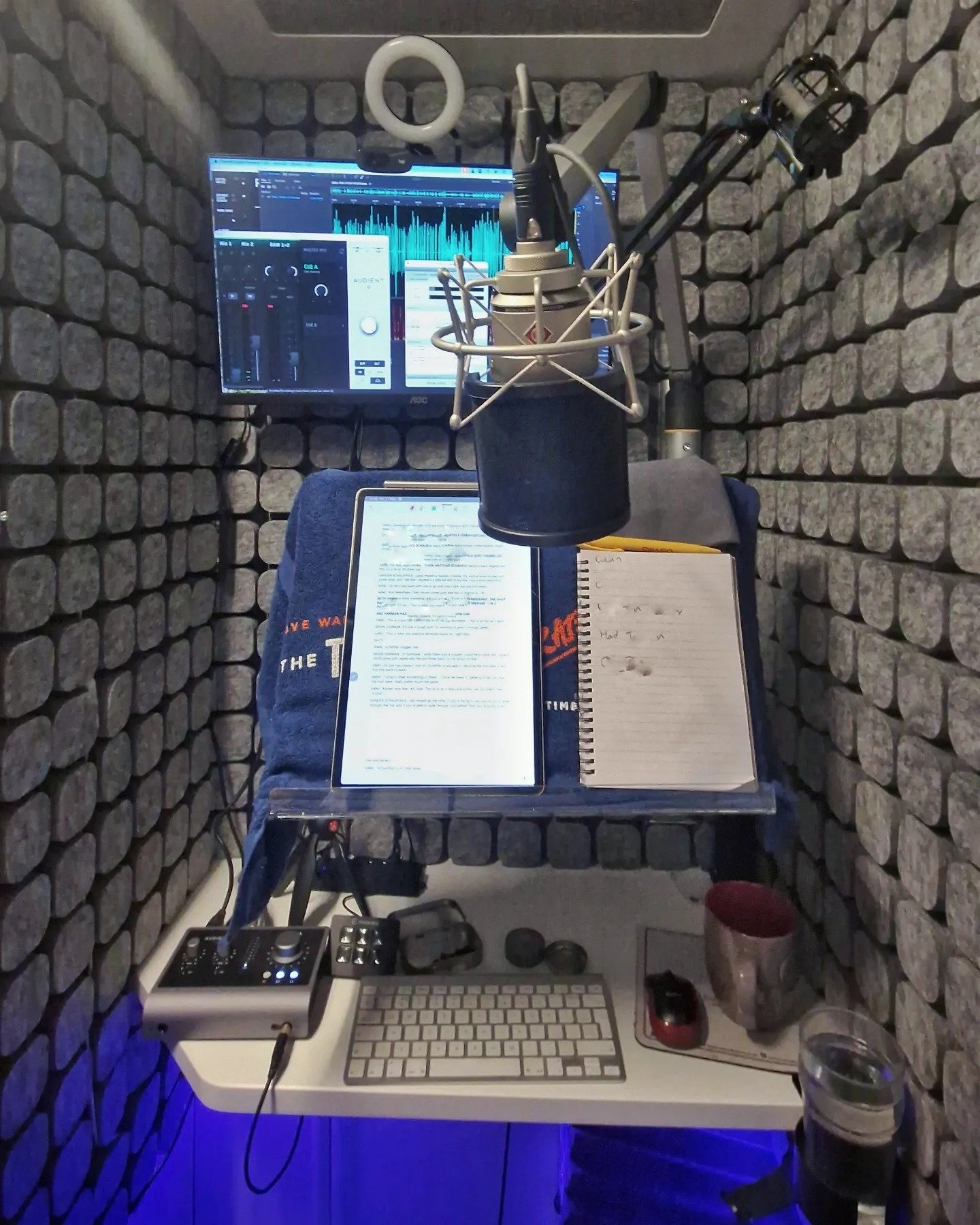 And that's a wrap!

Just finished a challenging but super fun 2-hour session to cap off a long week. Hope you've all had a great week, and sending best wishes to all my VO friends at the One Voice Awards tomorrow 🏆

Enjoy your weekend, everyone! 😊