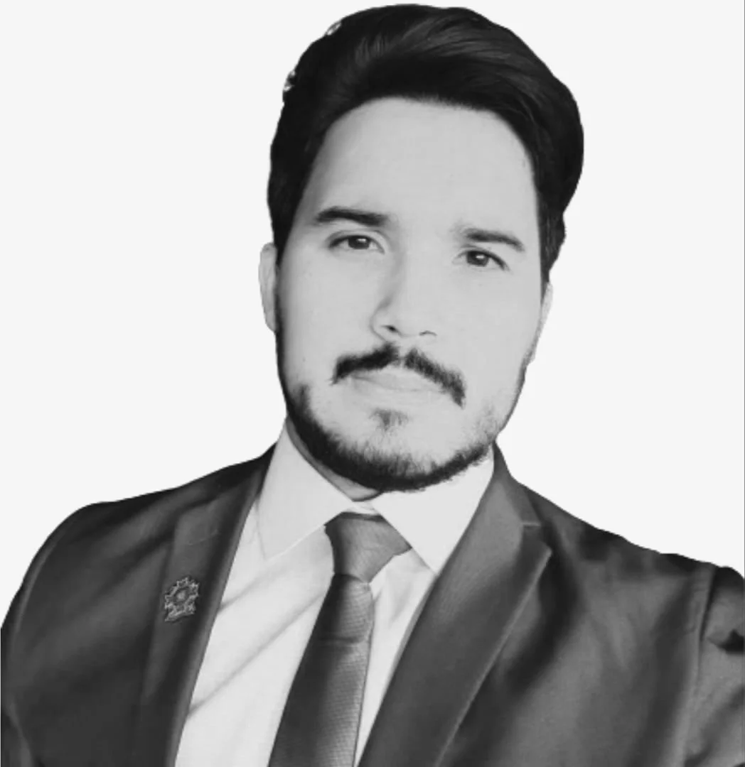 Homem com barba, cabelos escuros e vestindo terno e gravata, em um retrato em preto e branco.