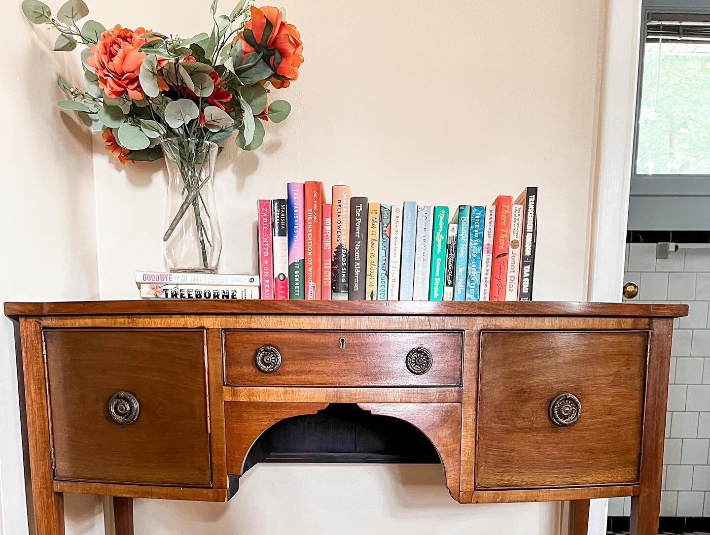 We put up some new pieces on @chairishco and this dressing table is a beauty ✨

This piece is a British mahogany dressing table dating back to the mid 1800s. Has great oxidation, dainty arrowhead feet, and is such a petite size!

We think it could be