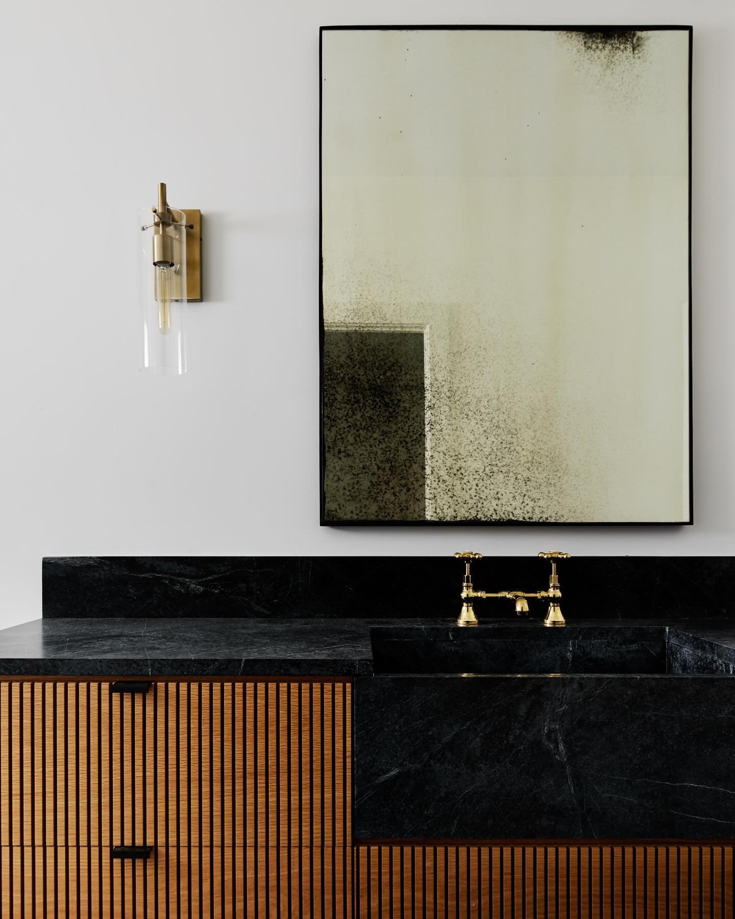 Guest bathroom for our #217project 
.
.
.
Design || @annakidd.design 
Project || #217project 
Photo || @yanglincphoto