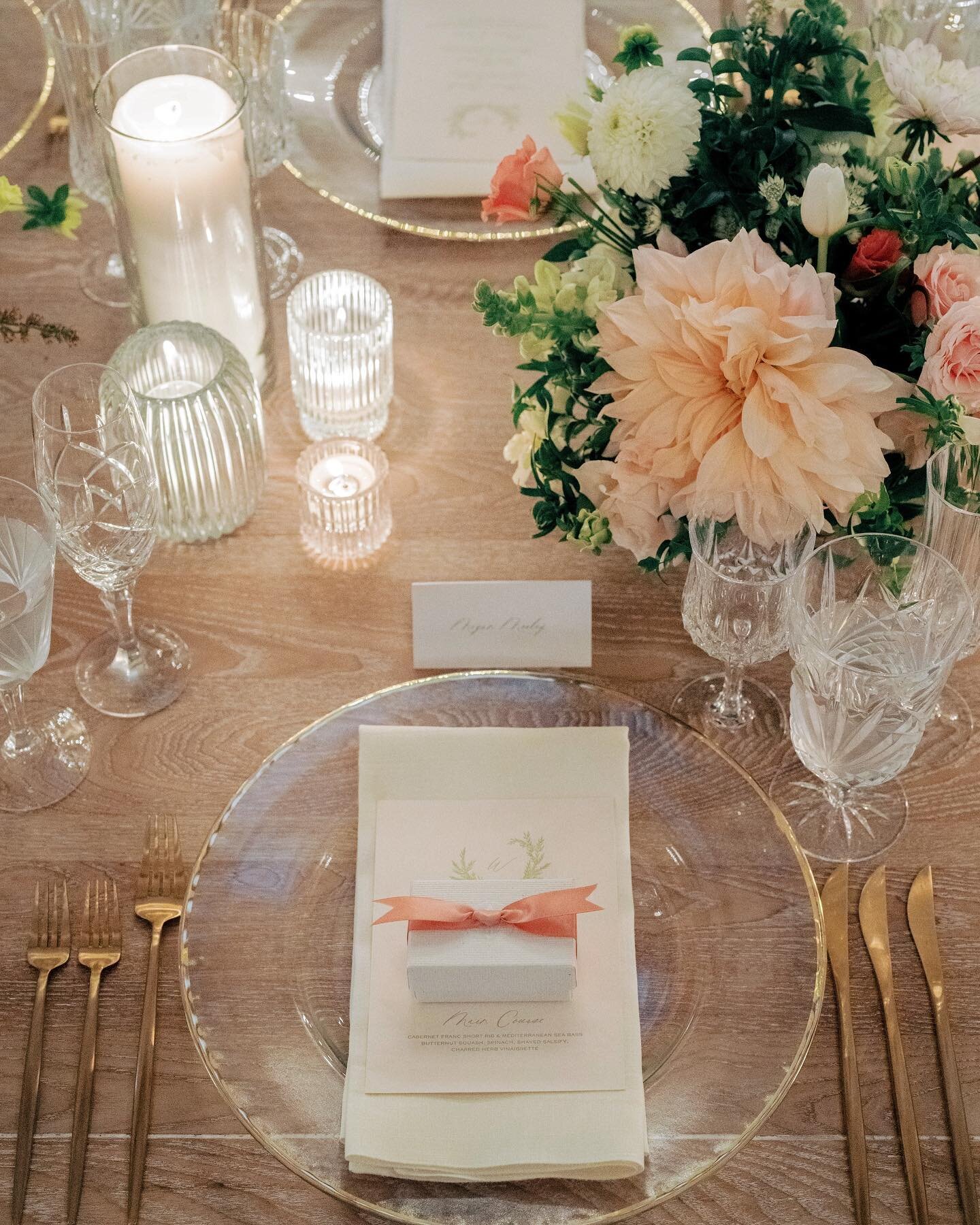 Loving the way the candlelight danced and flickered between the cut crystal stemware, textured glass charger and fluted votive holders. ✨ #innatperrycabin #seaislandweddings #newportwedding #newportweddings #wauwinet #thewauwinet #rosecliffwedding #r