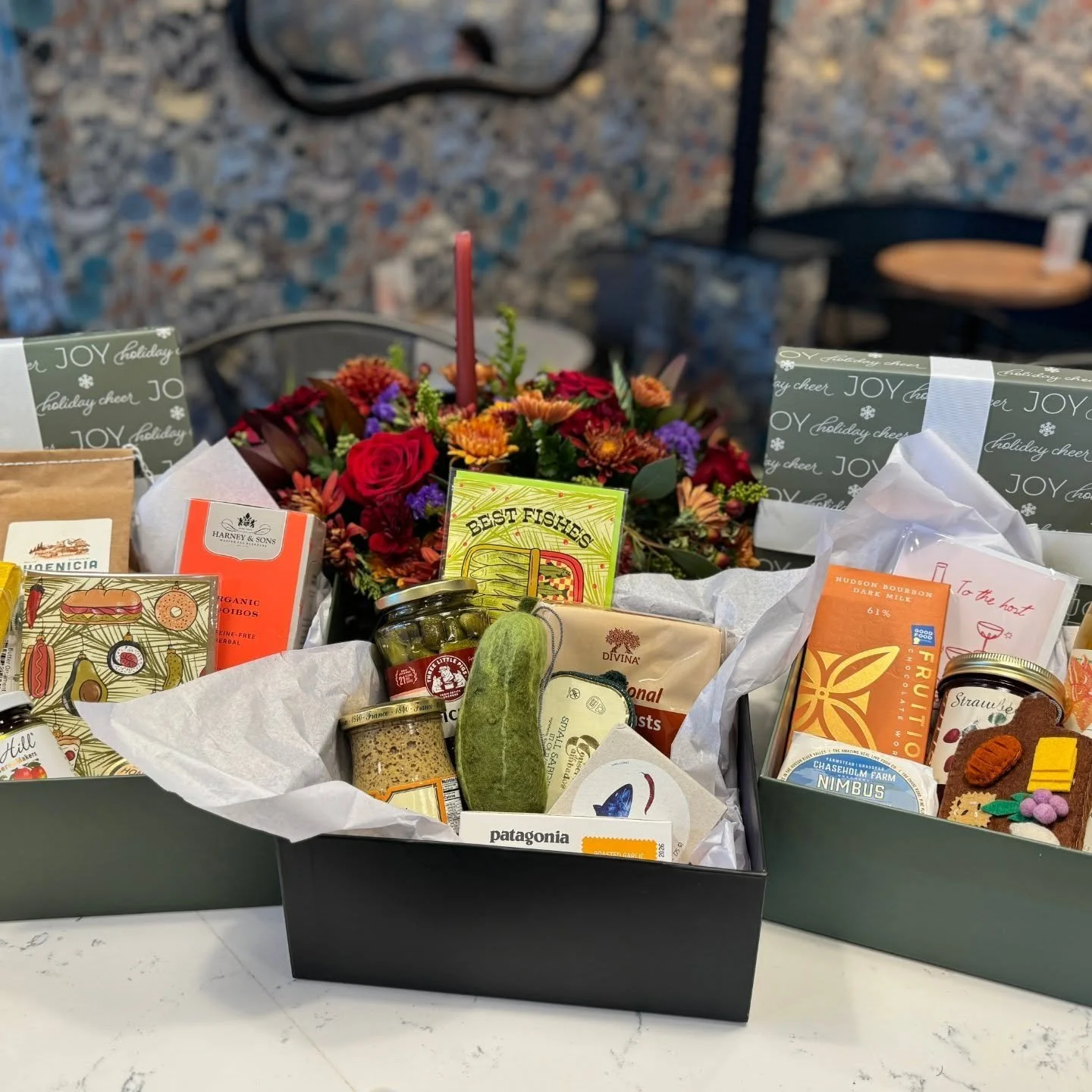 We've curated three themed holiday boxes for your gifting needs! These come in a festive gift box with a bow, no wrapping required! Stop by the shop to order and pick up same day or call ahead for pickup.

🧀 𝙇𝙤𝙘𝙖𝙡 𝙁𝙖𝙫𝙤𝙧𝙞𝙩𝙚𝙨 🍫 
🥞 𝘽𝙧