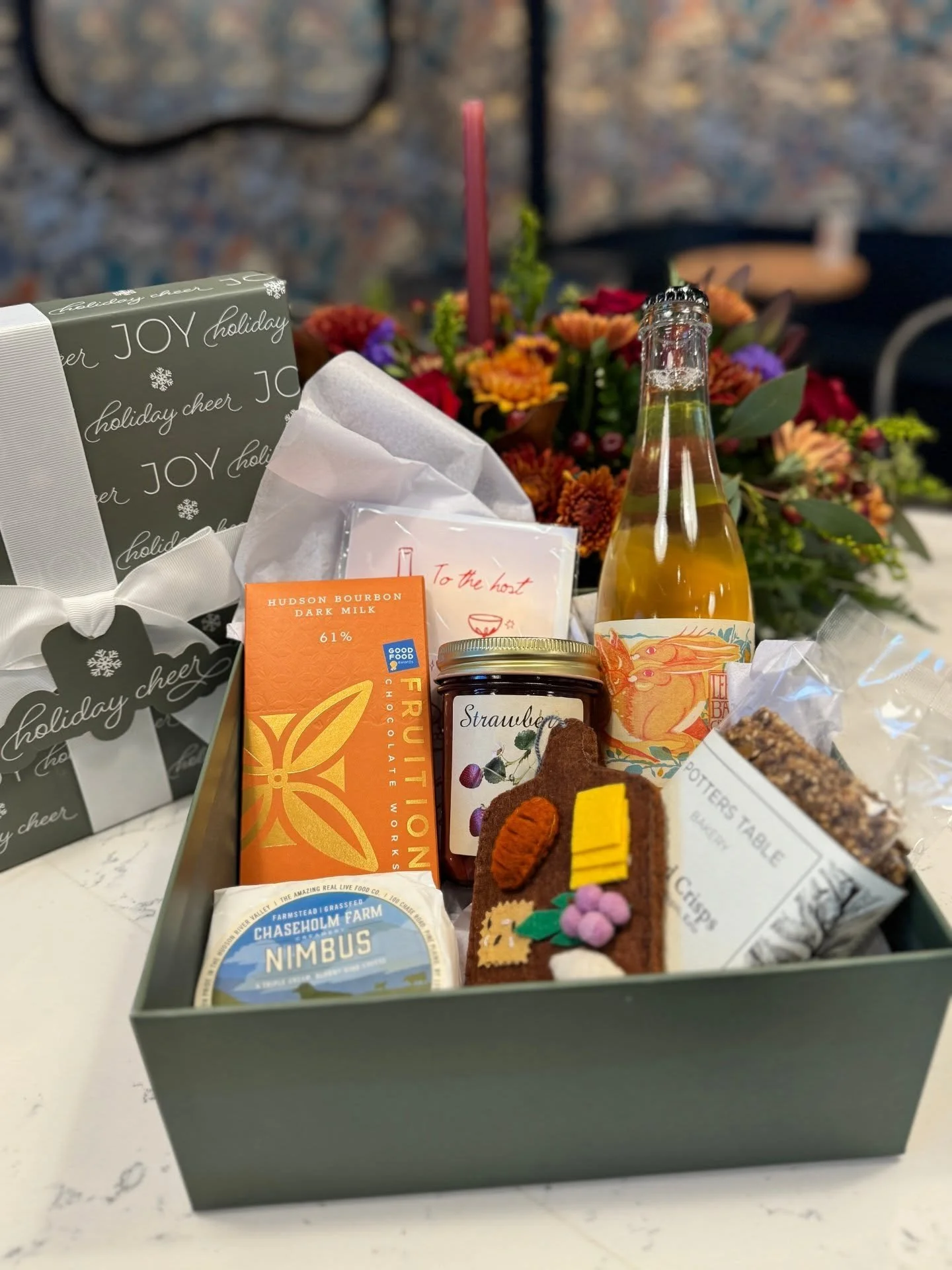 🧀 𝙇𝙤𝙘𝙖𝙡 𝙁𝙖𝙫𝙤𝙧𝙞𝙩𝙚𝙨 🍫  featuring some of our favorite local products + a card and ornament!

@chaseholmfarm Nimbus, a delicious triple-cr&egrave;me
@fruitionchocolate Chocolate Bar
@leftbankciders Cider
@mpo_crew Jam
@potterstable Seede