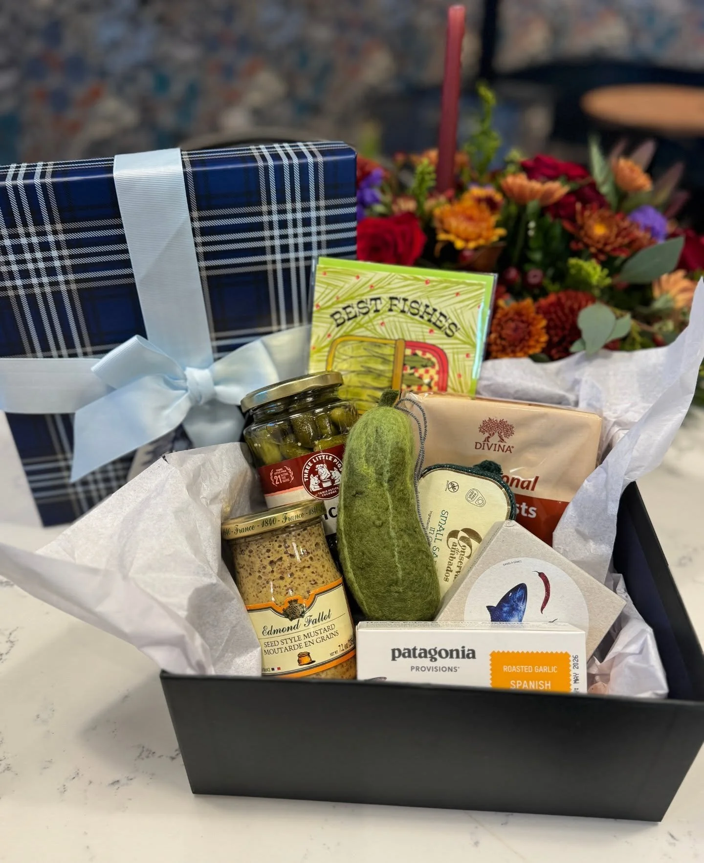 🐟𝙏𝙞𝙣𝙣𝙚𝙙 𝙁𝙞𝙨𝙝🐠 for the conservas lovers in your life!

Three assorted tinned fish @patagoniaprovisions, @jose.gourmet, @conservasdecambados
@3pigspate Cornichons
@moutardesfallot Mustard
@eatdivina Mini Toasts