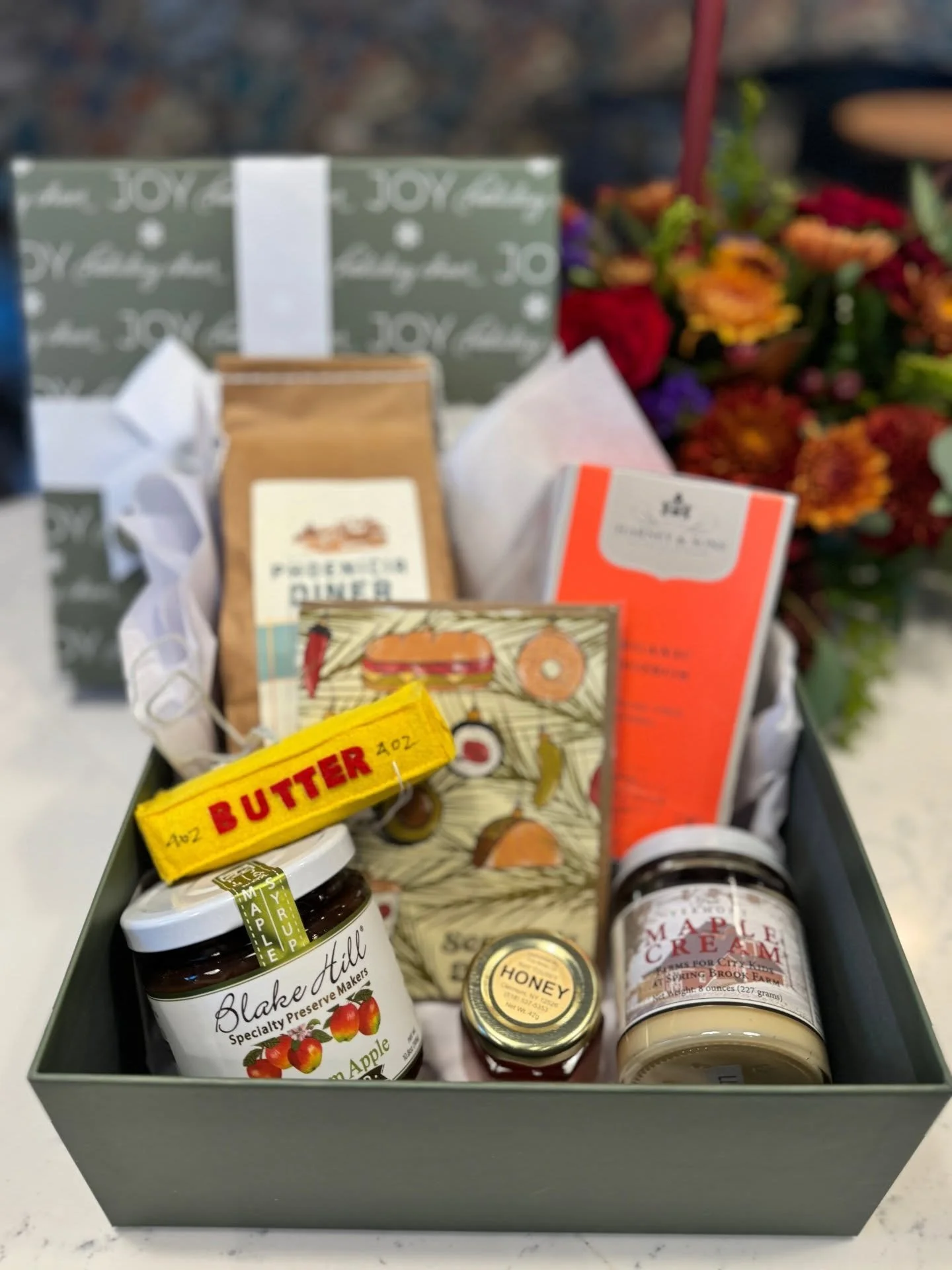 🥞 𝘽𝙧𝙚𝙖𝙠𝙛𝙖𝙨𝙩 𝙁𝙖𝙫𝙤𝙧𝙞𝙩𝙚𝙨 🍁 everything you need for a delicious brunch

@phoeniciadiner Pancake mix
@harneytea Tea Box
@springbrookfarmcheese Maple Cream
@touseywinery Honey
@blakehillpreserves Apple Butter