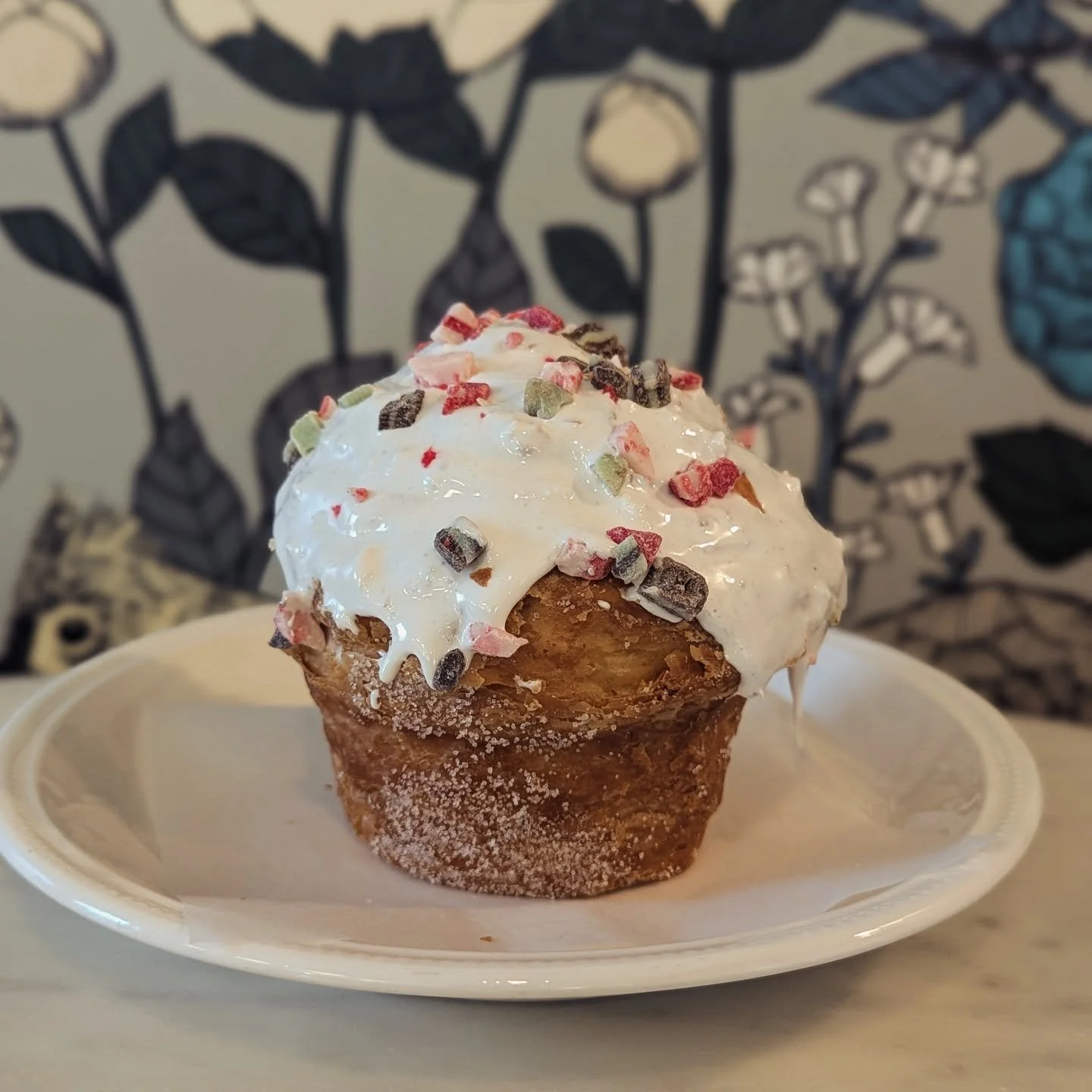 The annual return of @see_and_be_kitchen 𝘾𝙝𝙧𝙞𝙨𝙩𝙢𝙖𝙨 𝘾𝙧𝙪𝙛𝙛𝙞𝙣! Stuffed with hot cocoa cream and topped with gooey marshmallow, peppermint candies, and Andes mints. Fork &amp; knife recommended! 🍬🥐