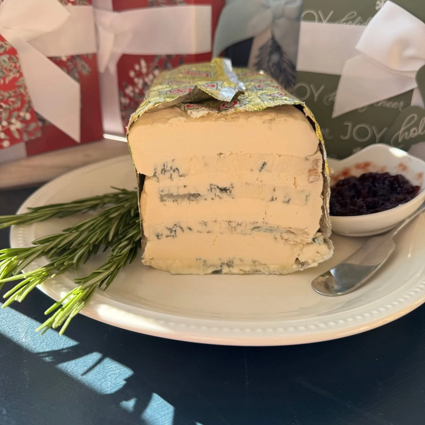 Let's hear it for the blues! Blue cheeses can range from mild to wild and are a great addition to your holiday cheese boards and cooking. Here are a few of the blues currently in our case.

𝙈𝙪𝙜𝙝𝙚𝙩𝙩𝙤 - this mild cheese from Italy layers rich m